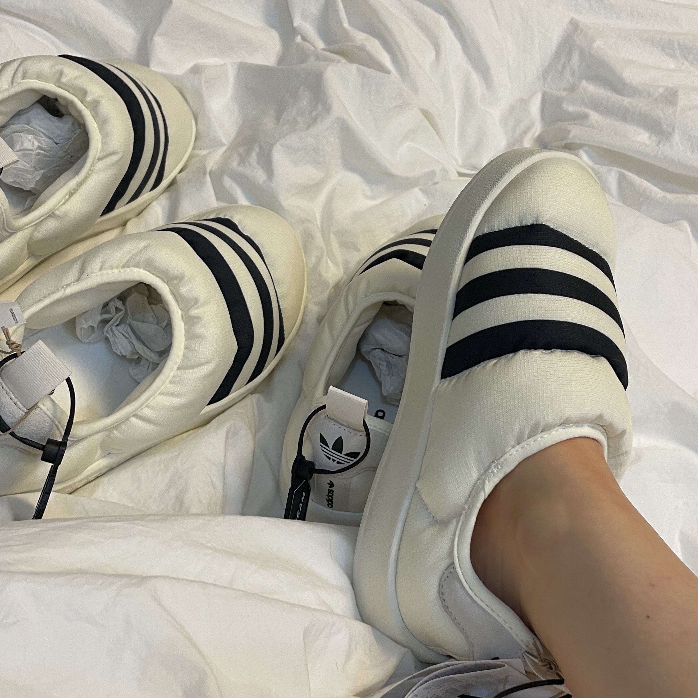 Adidas Puffylette Off White 착용 스타일 - 2