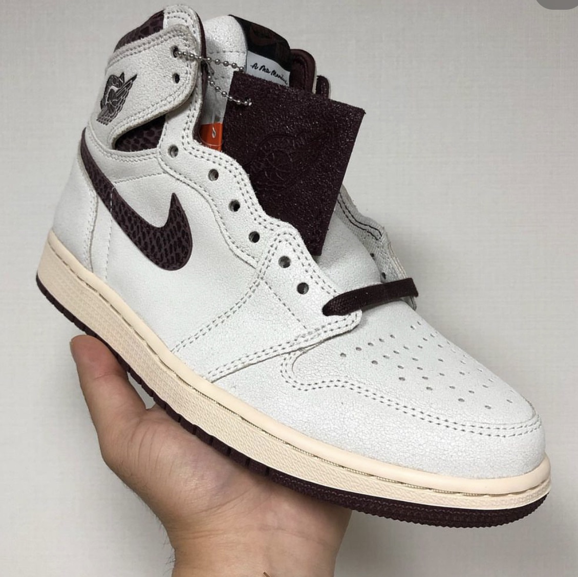 Jordan 1 x A Ma Maniere Retro High OG SP Sail and Burgundy 착용 스타일