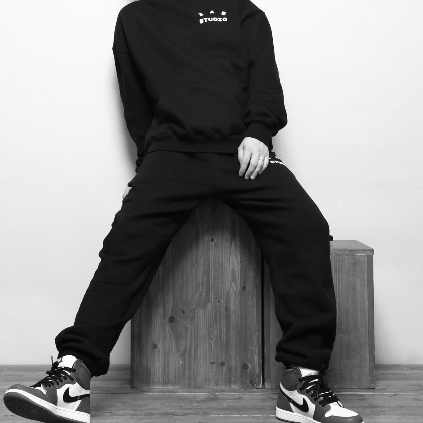 IAB Studio Hoodie Black White 착용 스타일