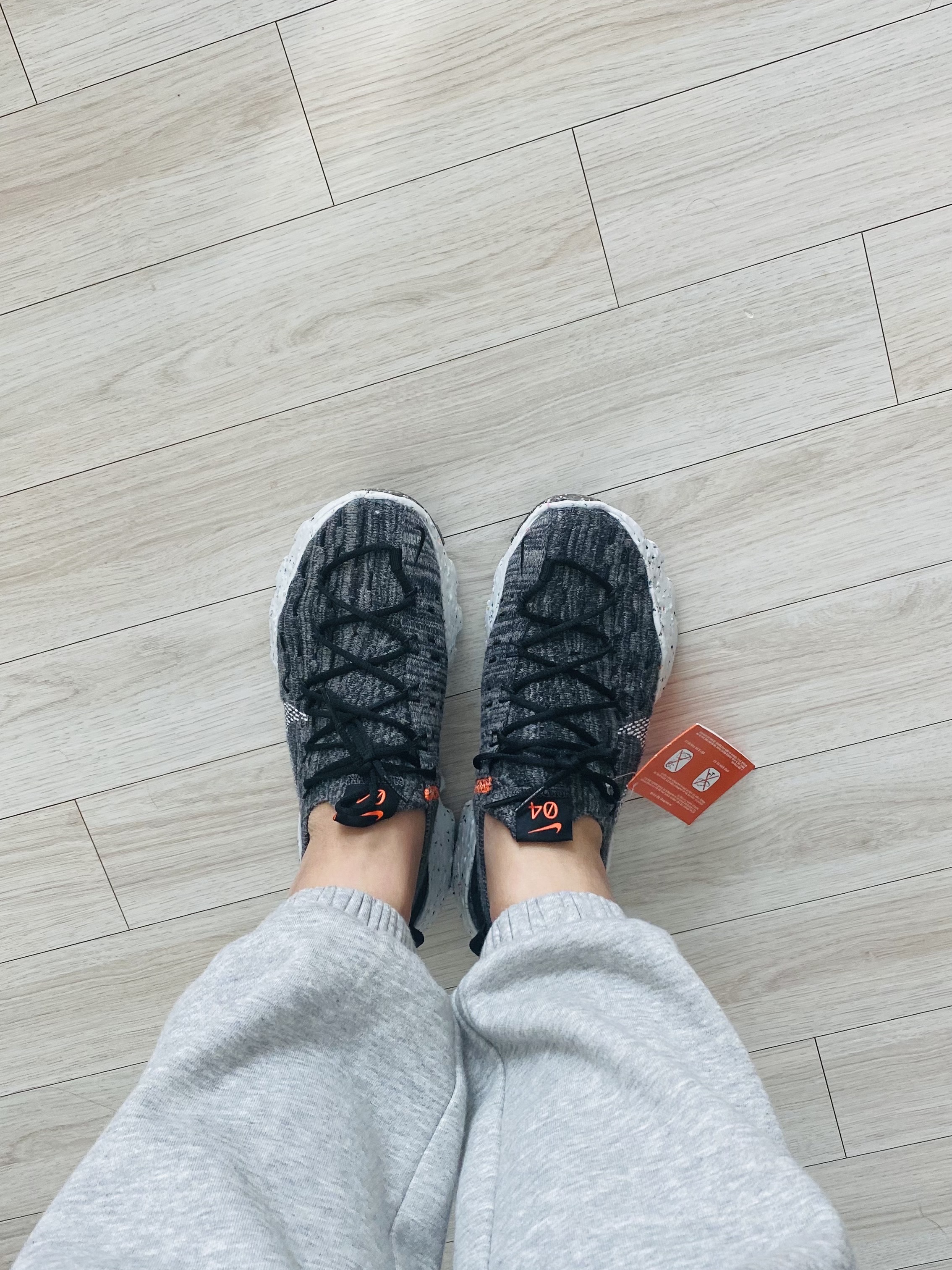Nike Space Hippie 04 Iron Grey 착용 스타일 - 2