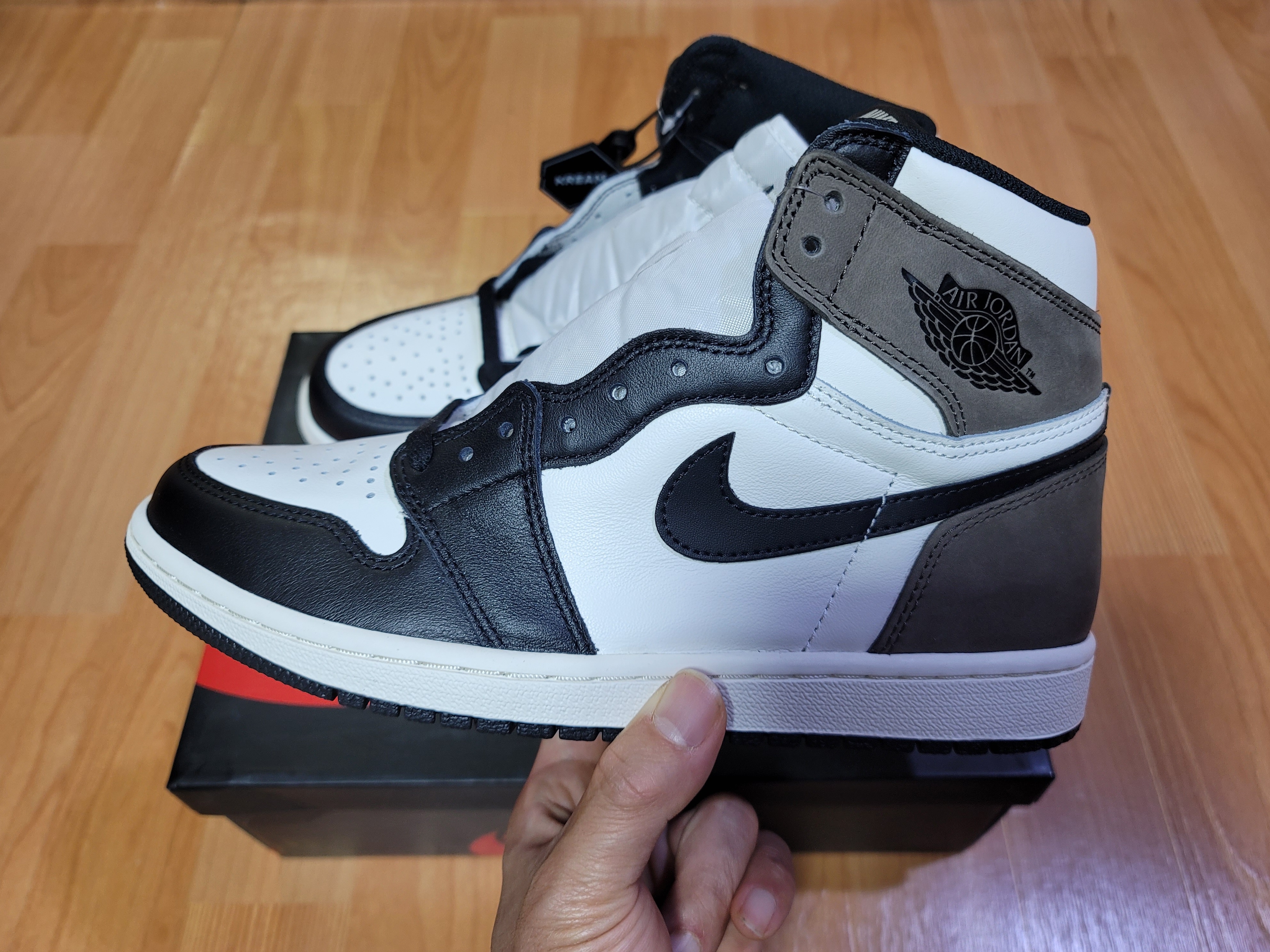 Jordan 1 Retro High OG Black Mocha 착용 스타일 - 1