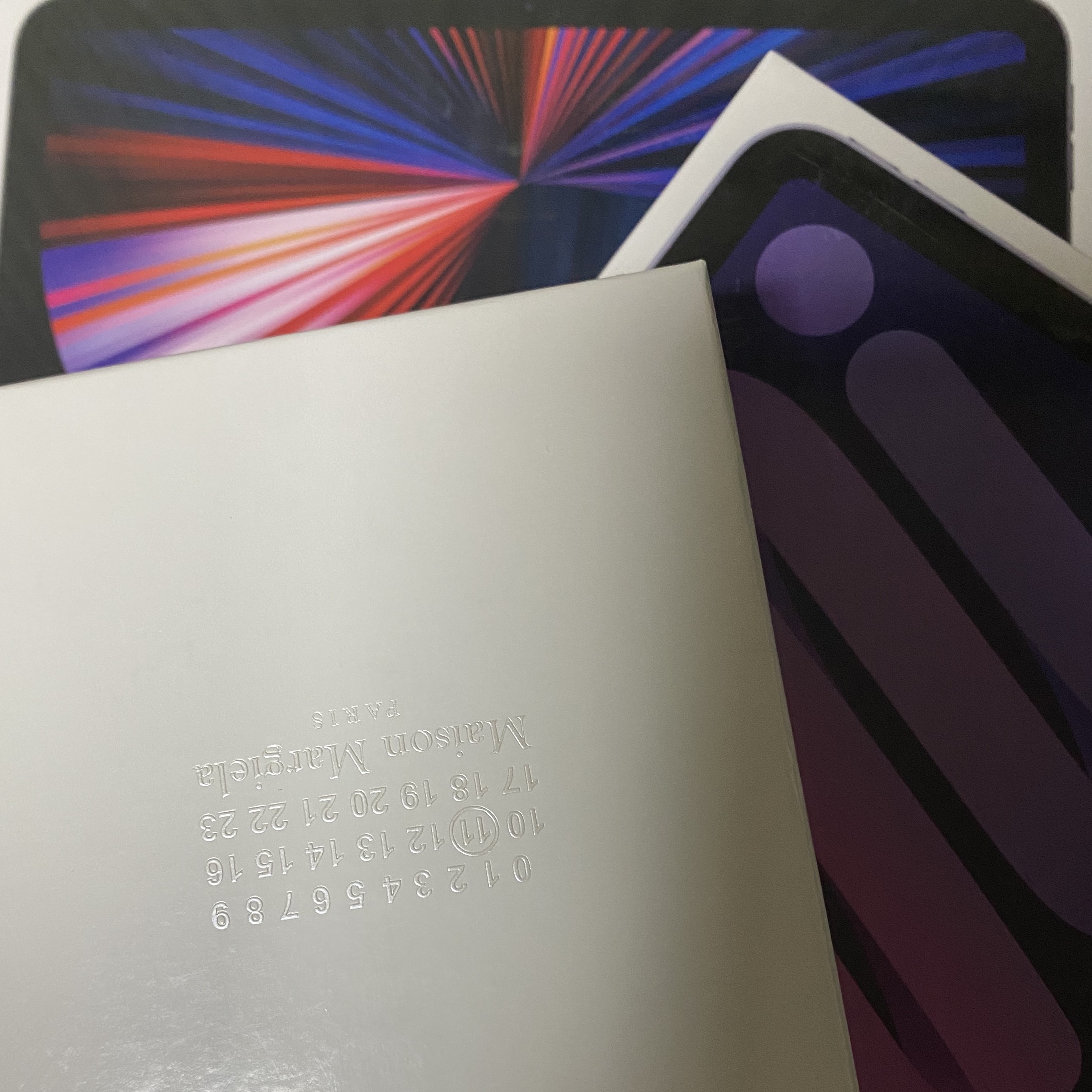 Apple iPad Pro 5th Gen 12.9-inch Wifi 256GB Space Gray (Korean Ver.), Apple iPad Mini 6th Gen Cellular 64GB Purple (Korean Ver.) 착용 스타일