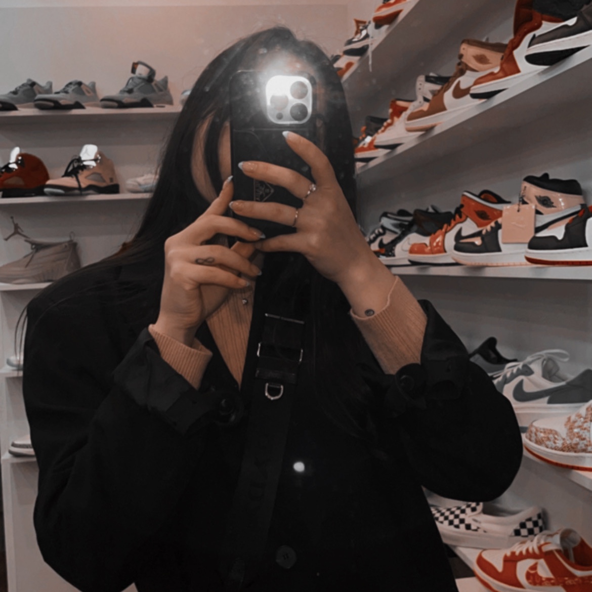 (W) Jordan 1 Retro High OG Atmosphere, Vans Slip-On Checkerboard 착용 스타일 - 2