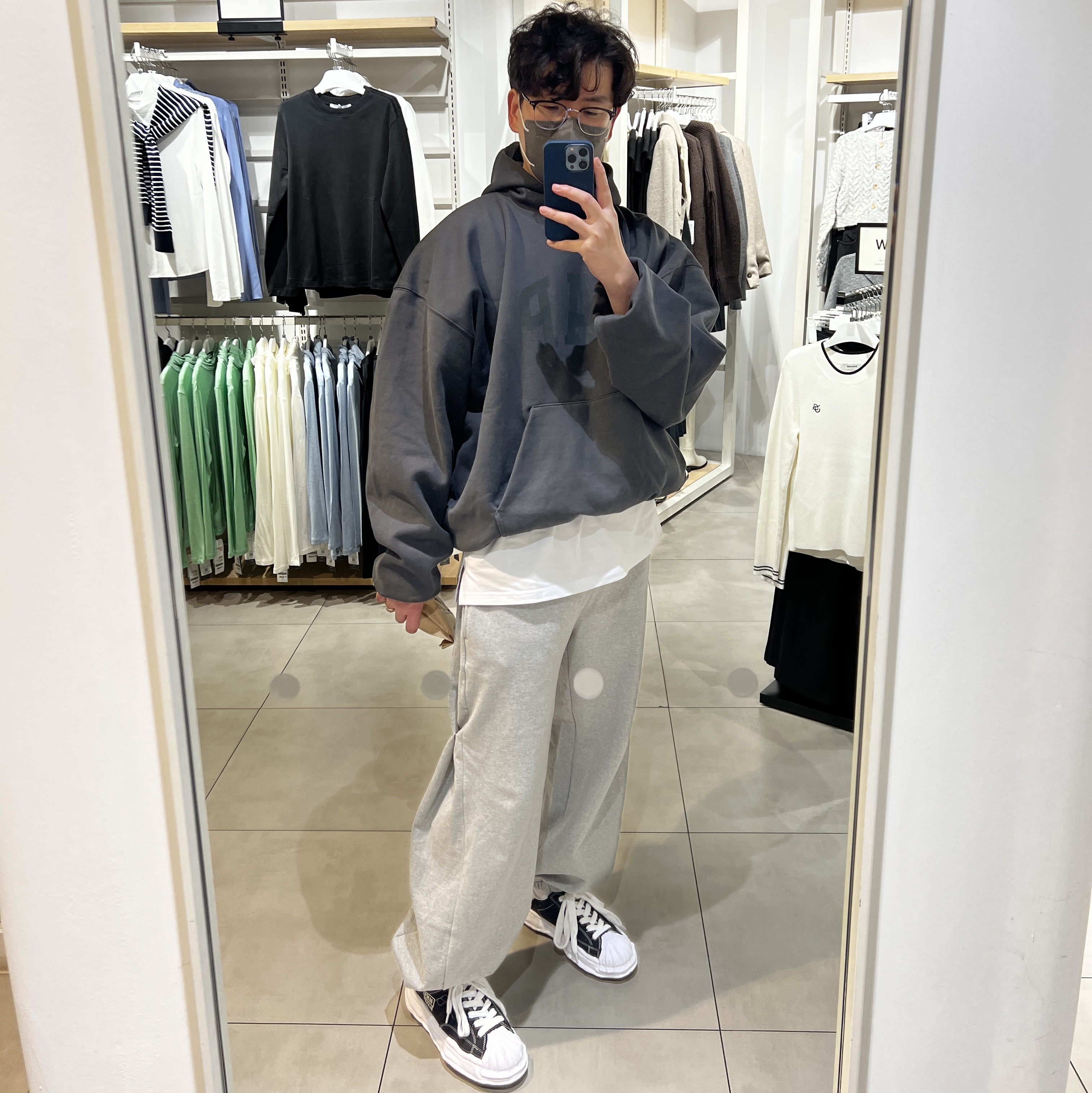 Yeezy Gap Engineered By Balenciaga Dove Hoodie Black, Maison Mihara Yasuhiro Blakey OG Sole Canvas Low-top Sneakers Black White 착용 스타일 - 1