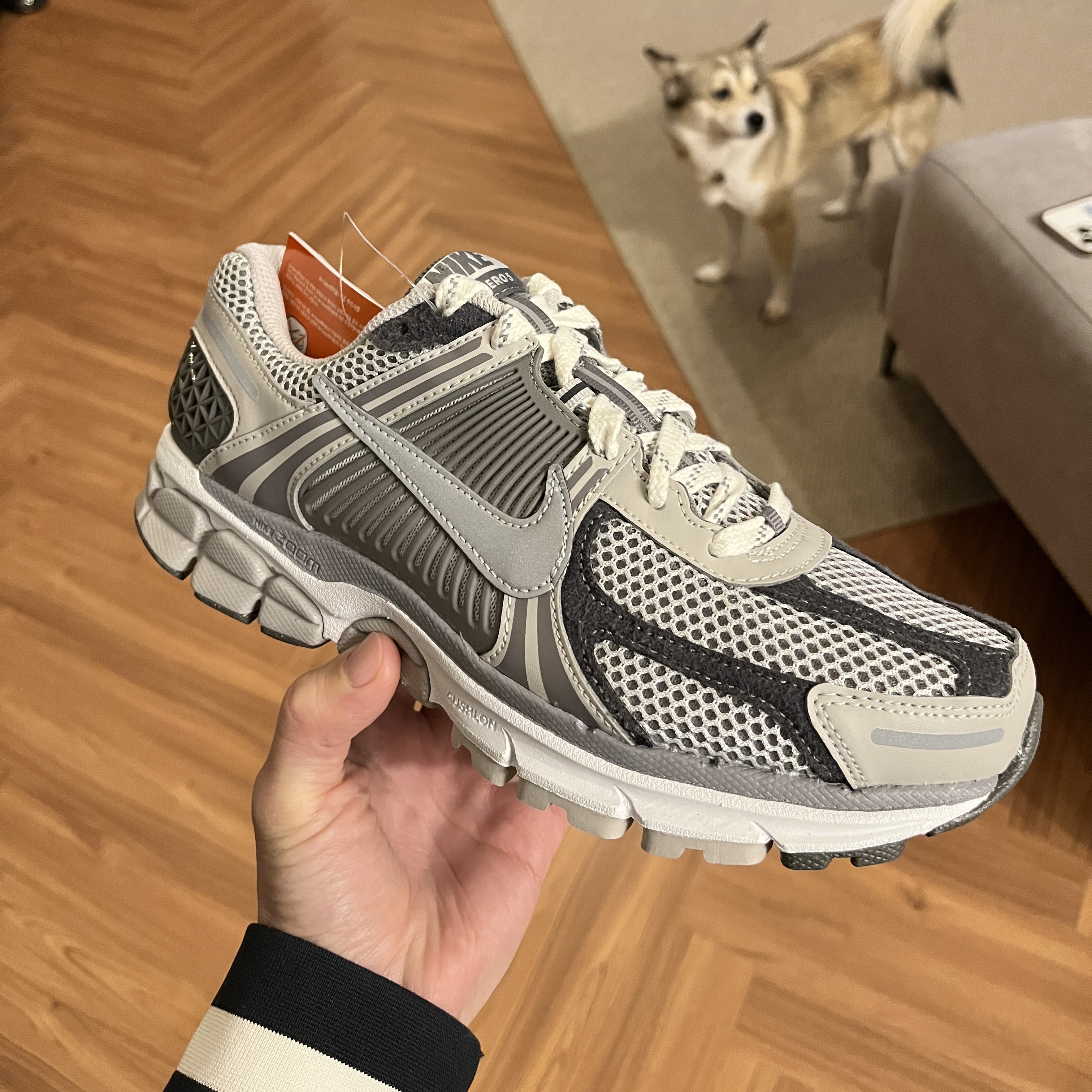 Nike Zoom Vomero 5 PRM Light Iron Ore and Flat Fewter 착용 스타일