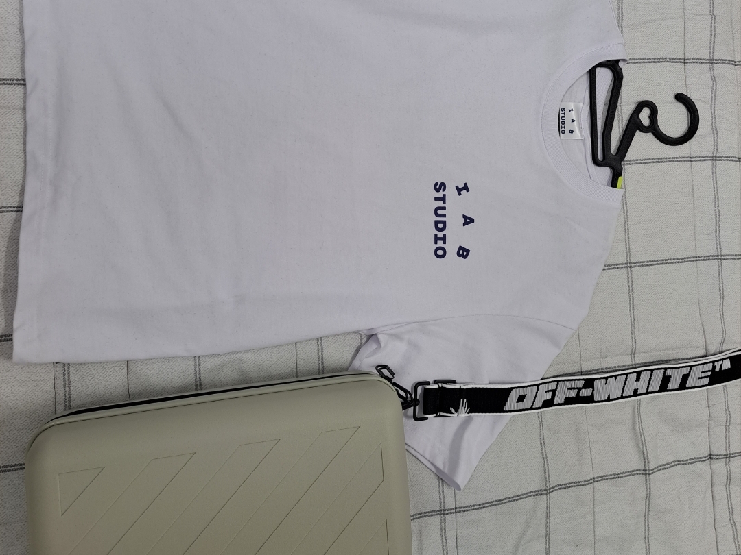 IAB Studio T-Shirt White Navy - 22FW, Off-White x Amore Pacific Protection Box (Without Cosmetics) 착용 스타일 - 1