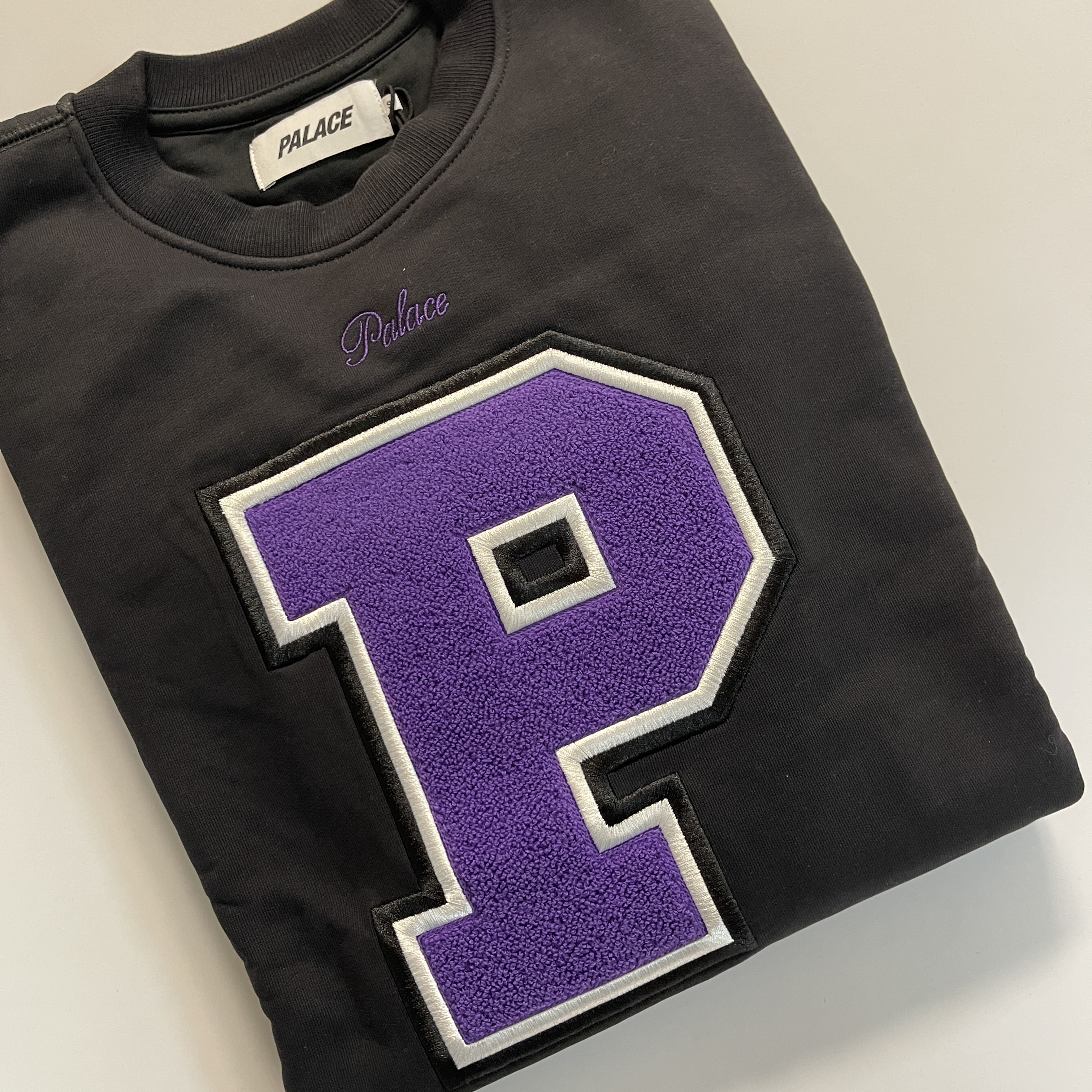 Palace Varsity Applique Crew Black - 22FW 착용 스타일 - 1