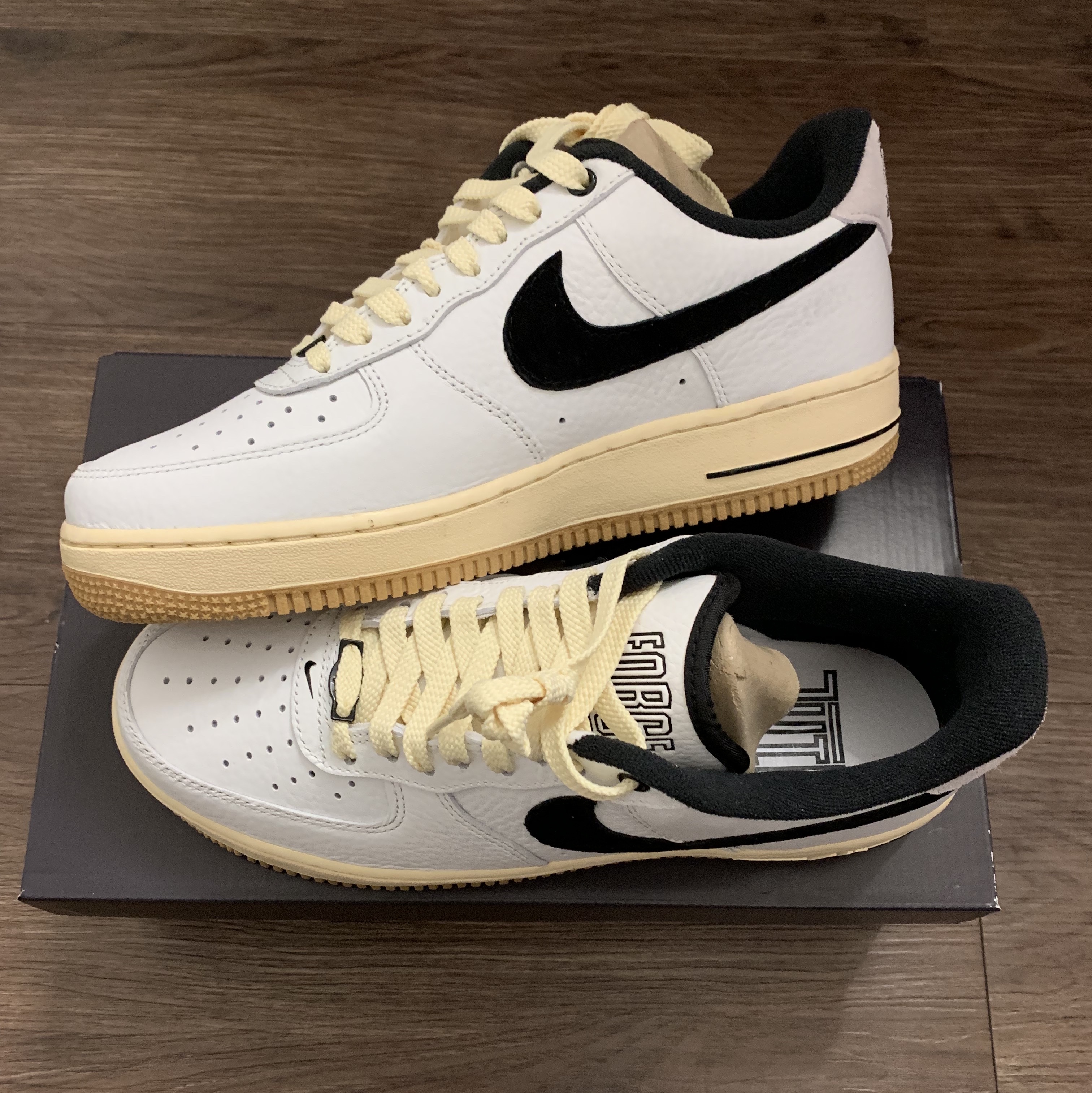 (W) Nike Air Force 1 '07 LX Black and Summit White 착용 스타일