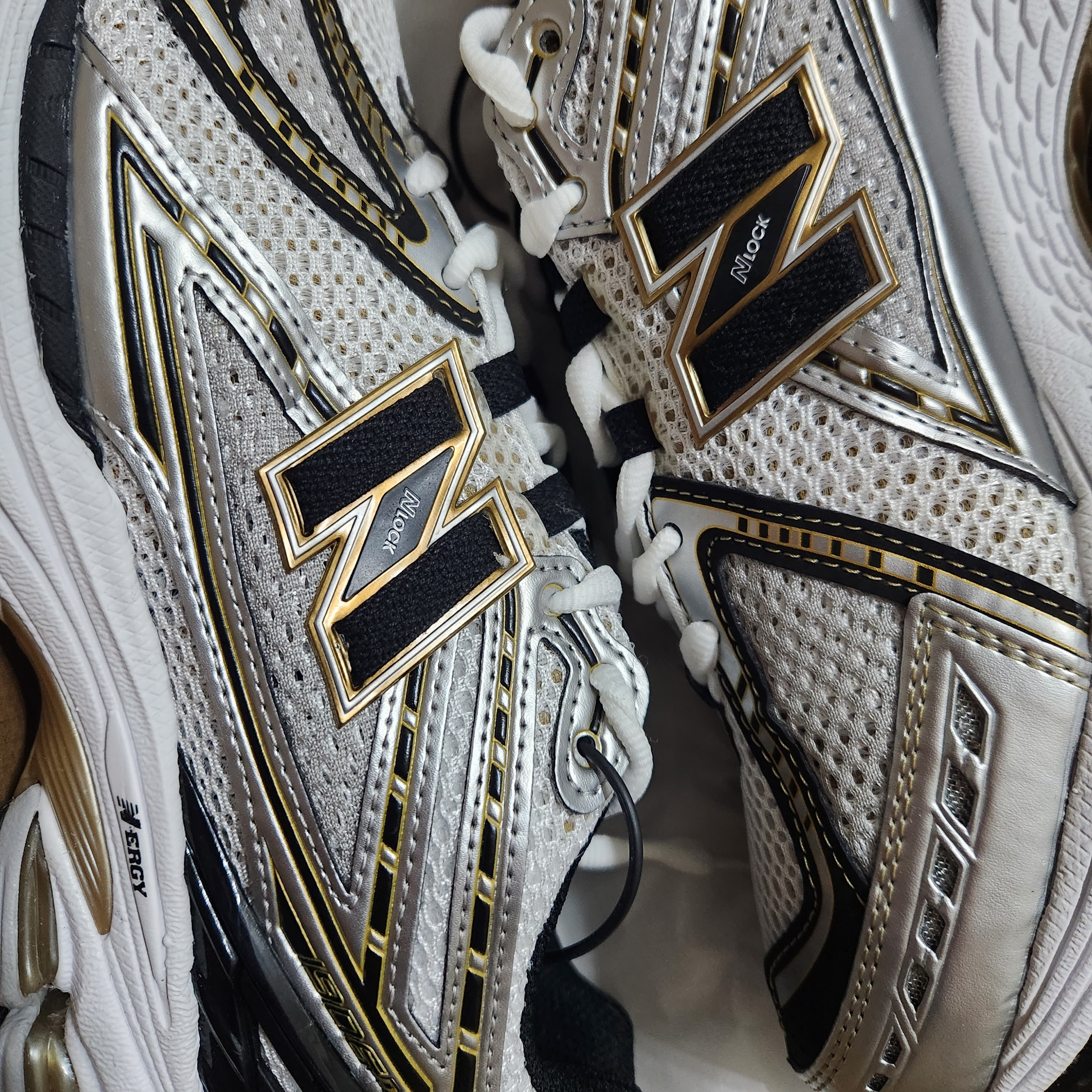 New Balance 1906R White Gold 착용 스타일