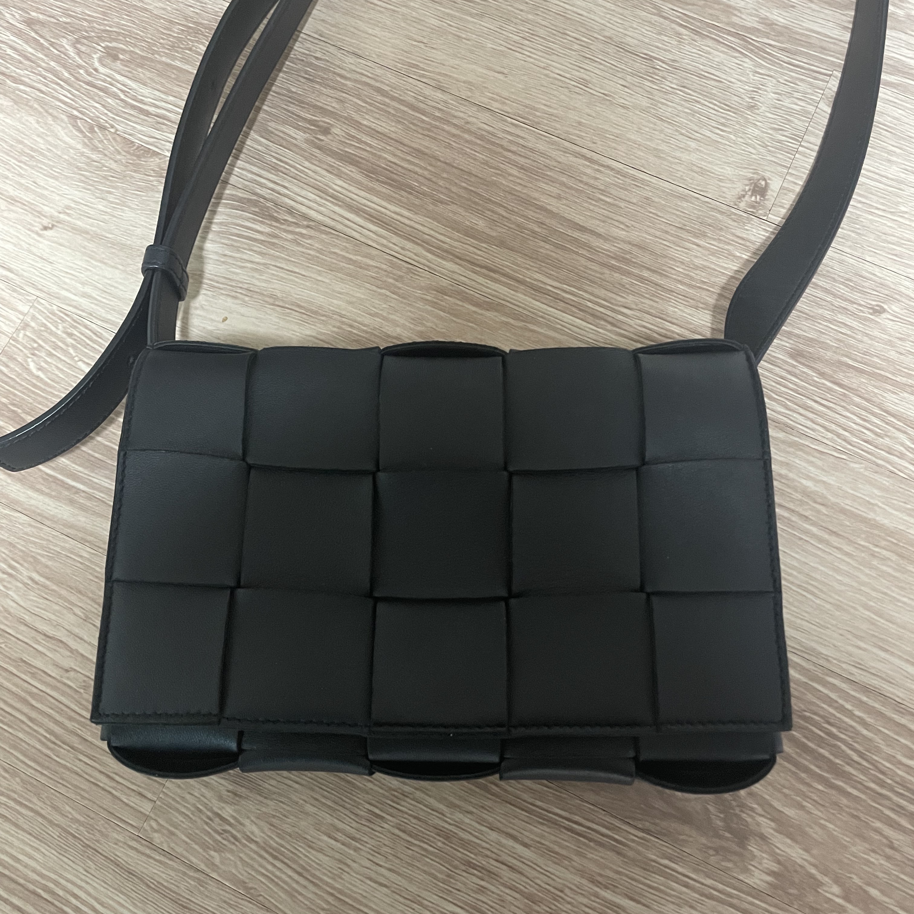Bottega Veneta Lambskin Leather Cassette Black 착용 스타일