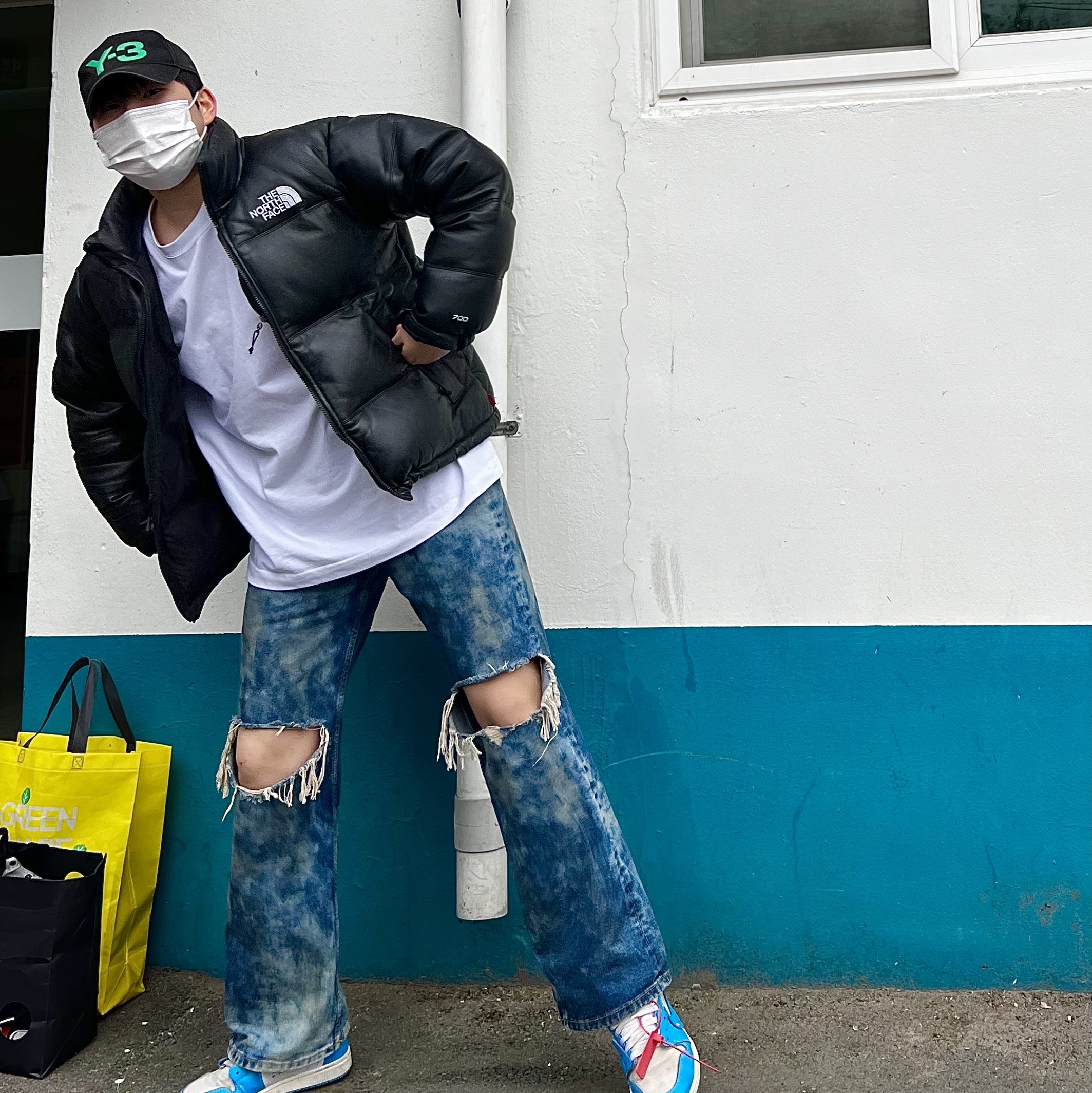 Supreme x The North Face Leather Nuptse Jacket Black - 17FW, Jordan 1 x Off-White Retro High University Blue 착용 스타일 - 2