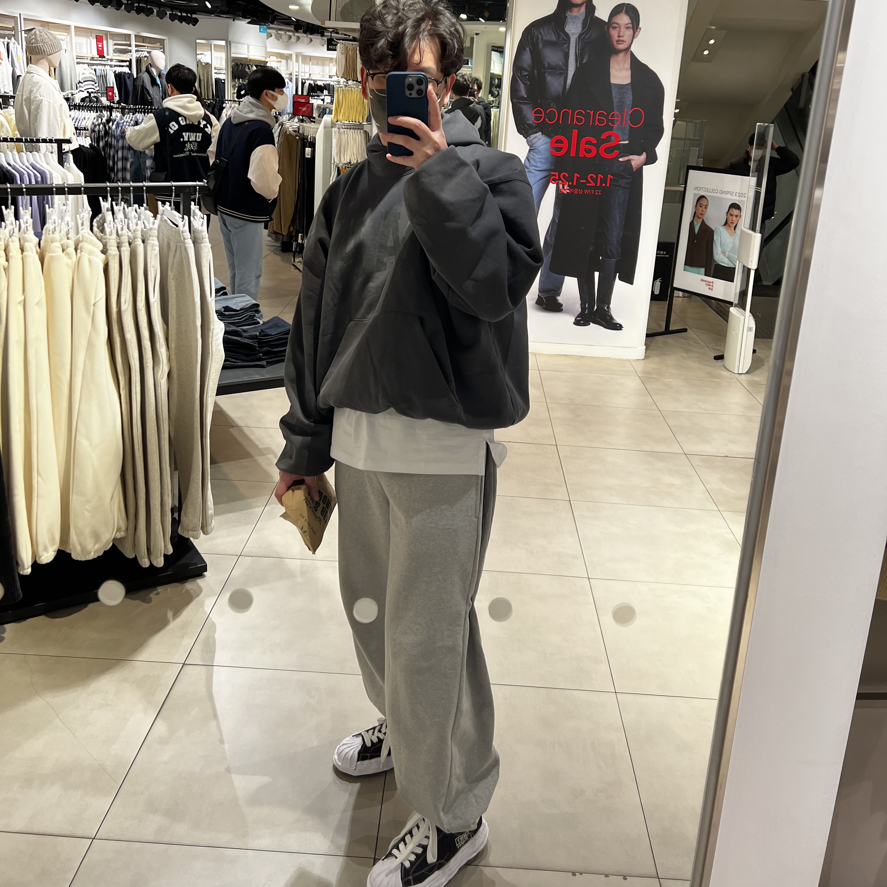 Yeezy Gap Engineered By Balenciaga Dove Hoodie Black, Maison Mihara Yasuhiro Blakey OG Sole Canvas Low-top Sneakers Black White 착용 스타일 - 3