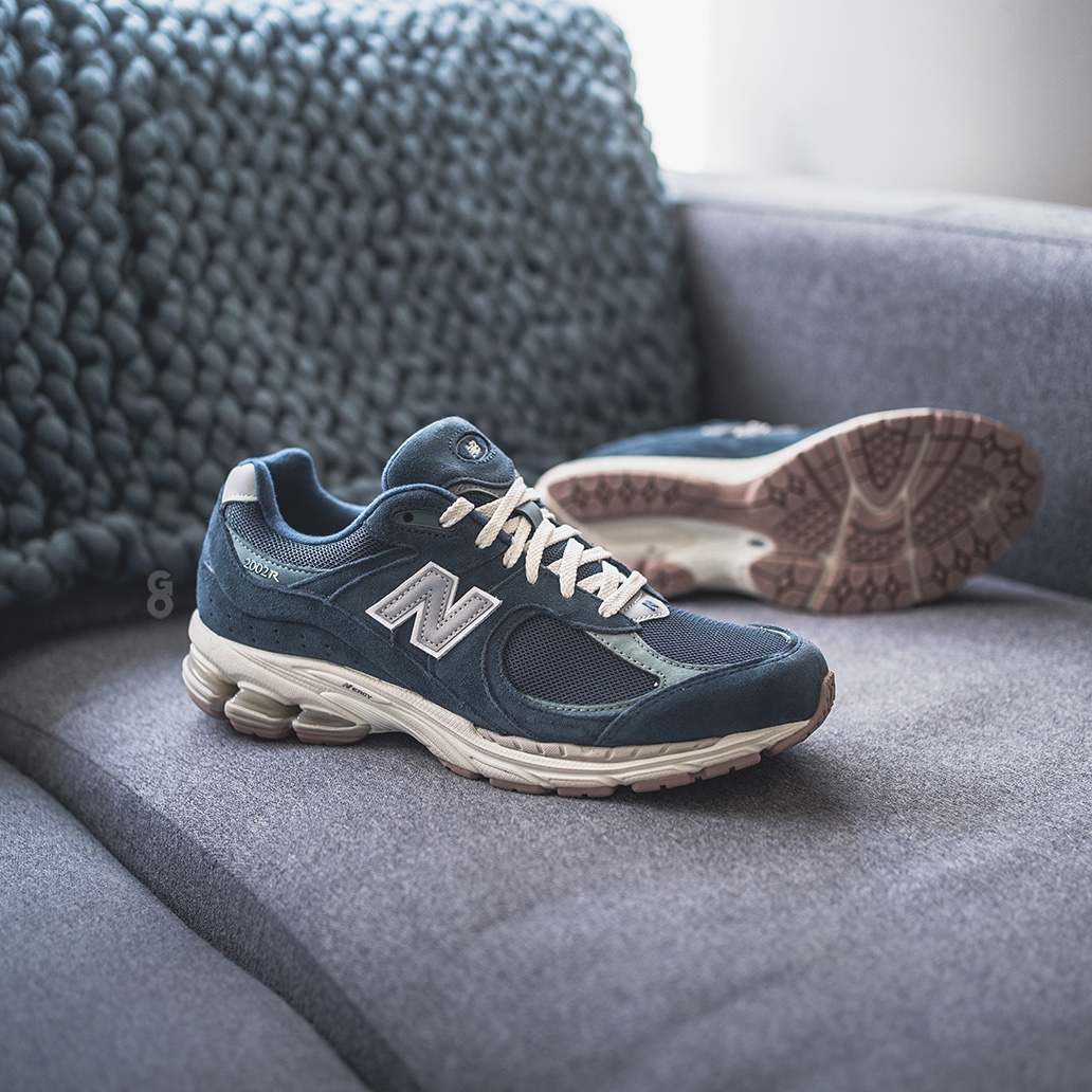 New Balance 2002R Deep Ocean Grey Slate, New Balance 2002R Light Cream Purple 착용 스타일 - 2