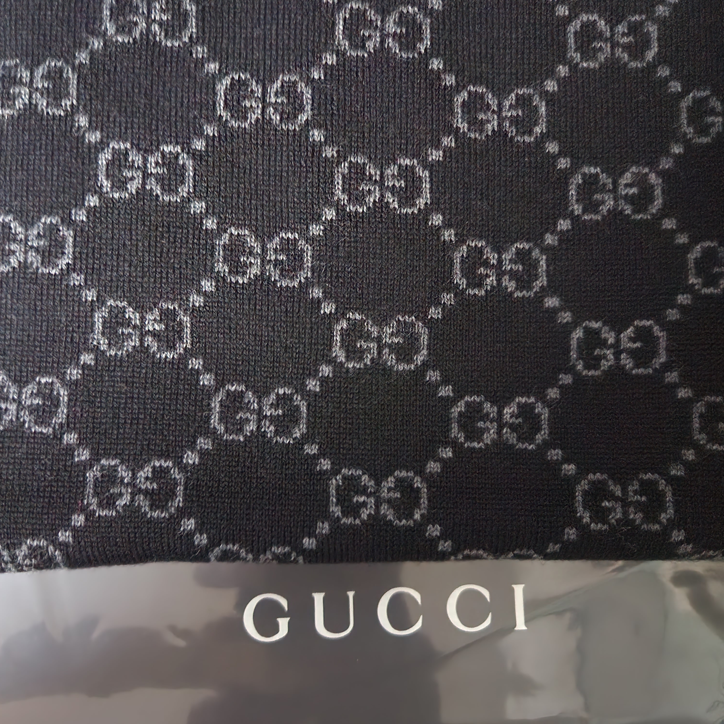 Gucci GG Two-Tone Wool Muffler Black 착용 스타일