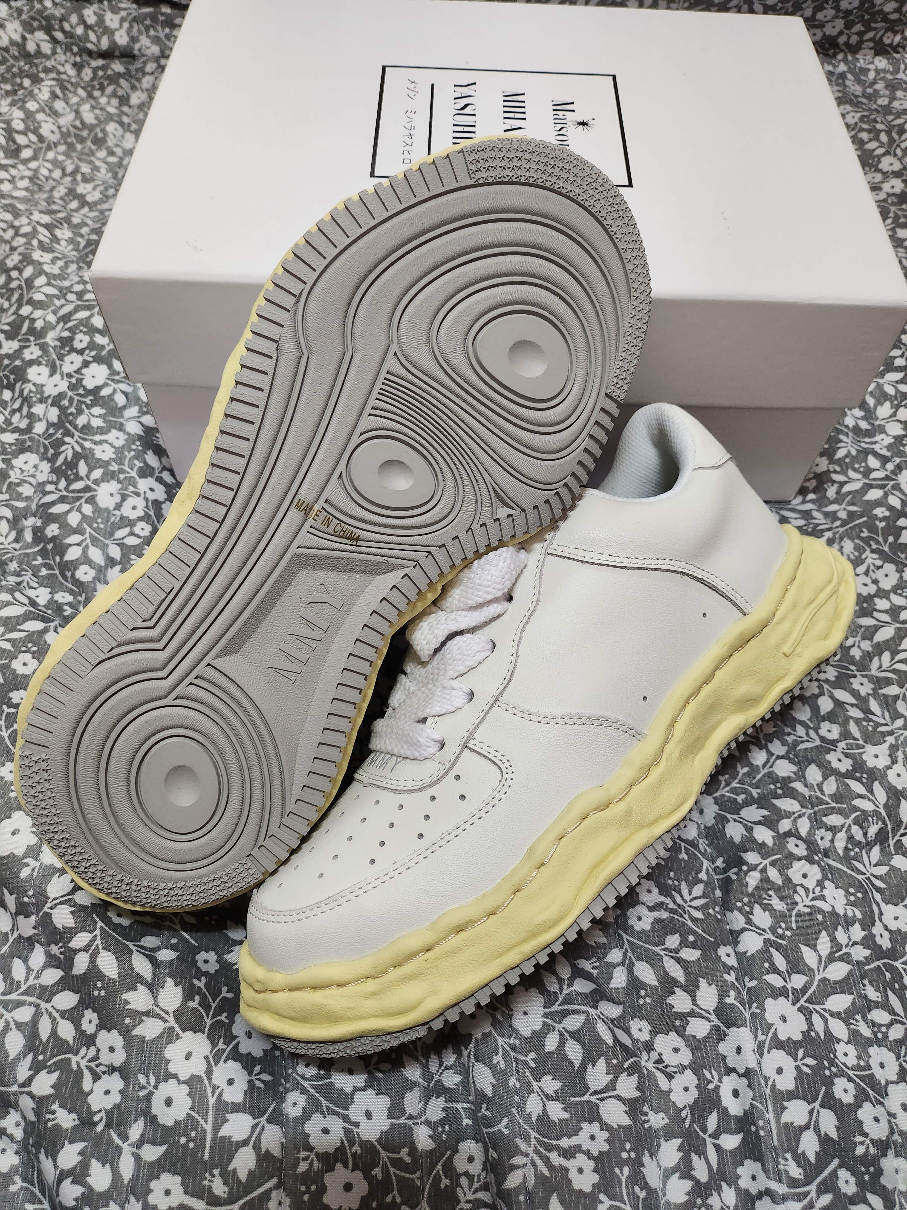 Maison Mihara Yasuhiro Wayne VL OG Sole Leather Low-top Sneakers White 착용 스타일 - 3