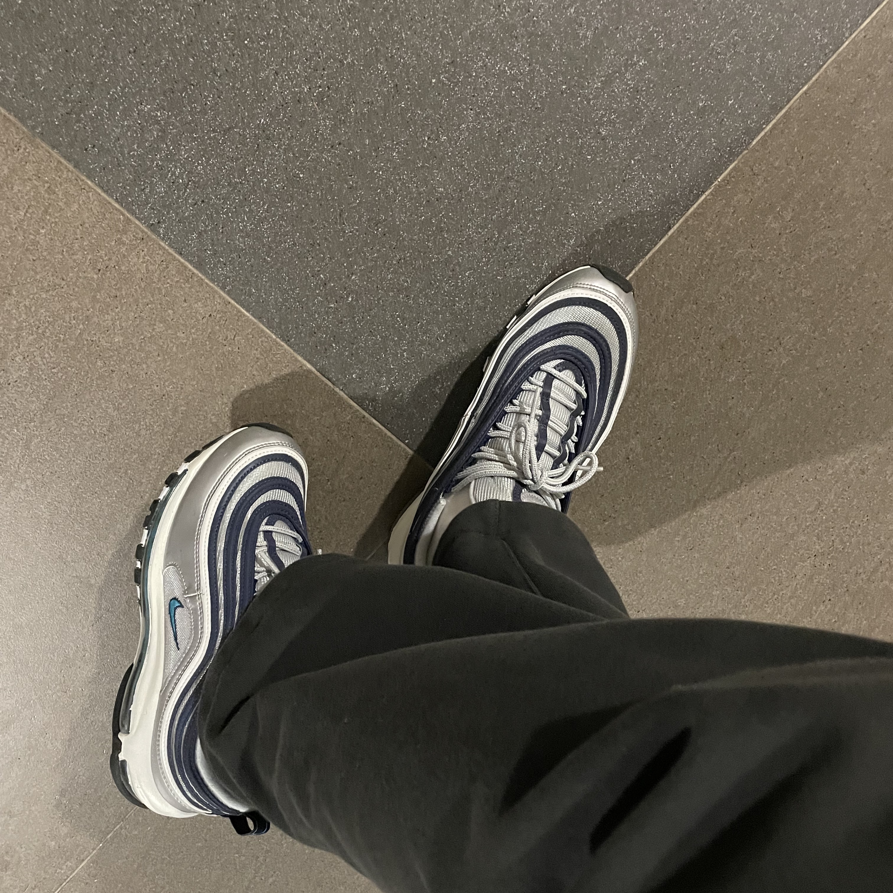 Nike Air Max 97 OG Metallic Silver and Chlorine Blue 착용 스타일
