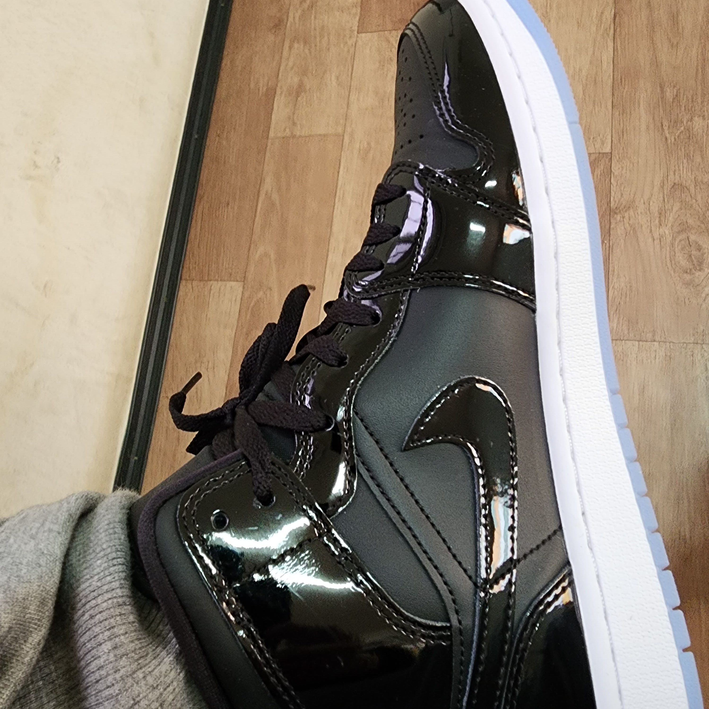 Jordan 1 Mid SE Black Dark Concord 착용 스타일 - 1