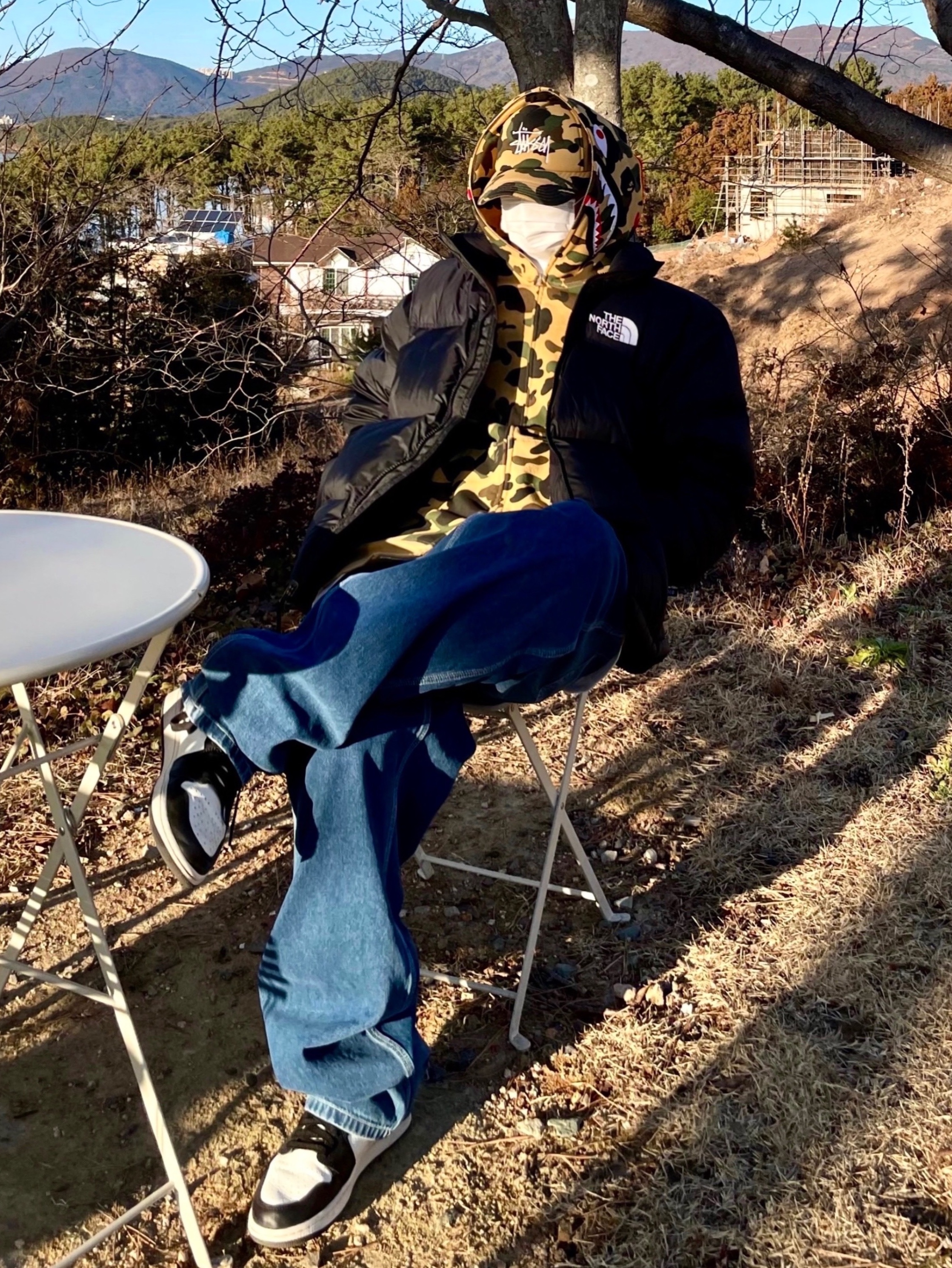 Stussy x BAPE Trucker Cap Yellow, The North Face 1996 Eco Nuptse Jacket Black 착용 스타일 - 2