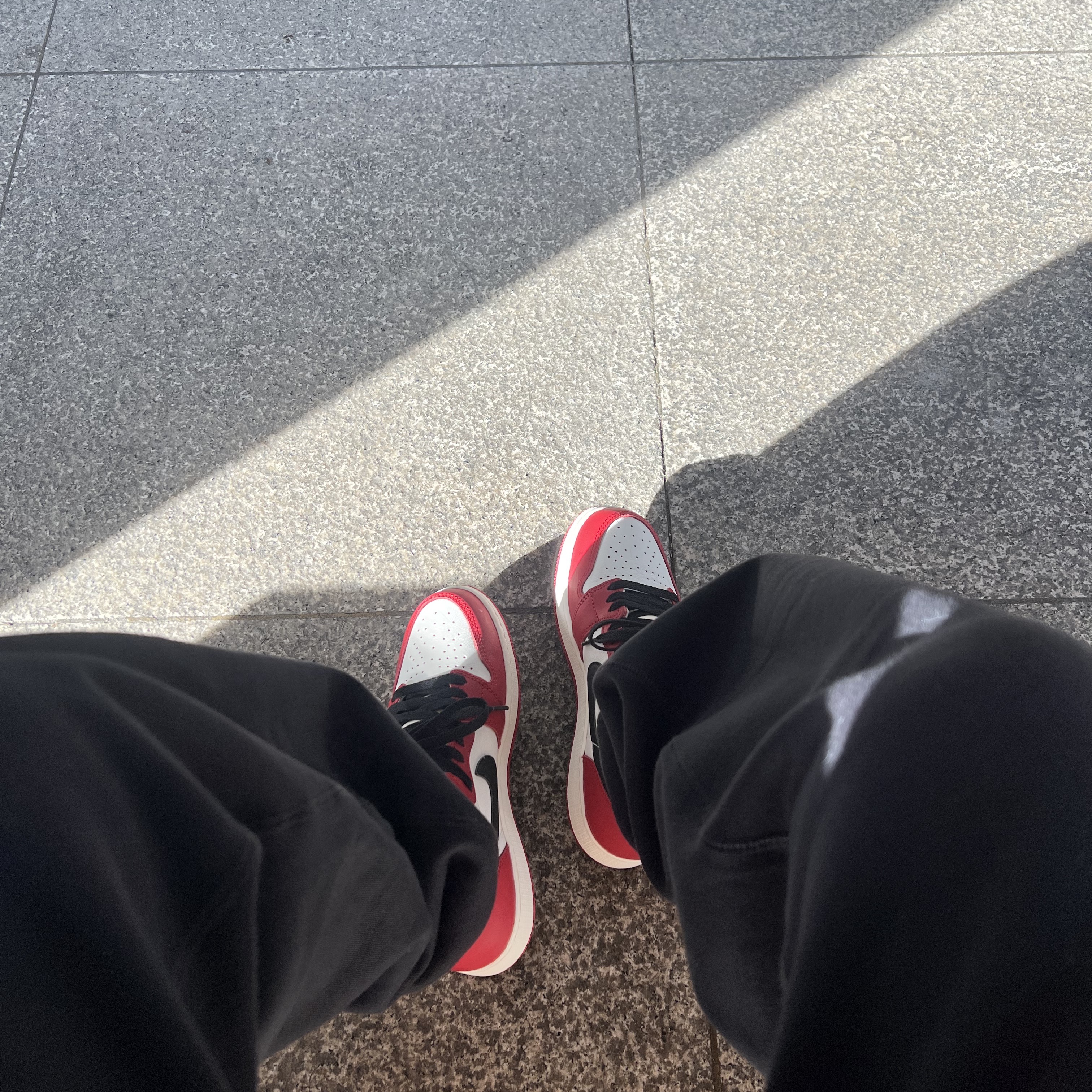 (GS) Jordan 1 Retro High OG Chicago 2022, (W) Nike NRG Solo Swoosh Fleece Pants Dark Grey Heather - US/EU 착용 스타일 - 2