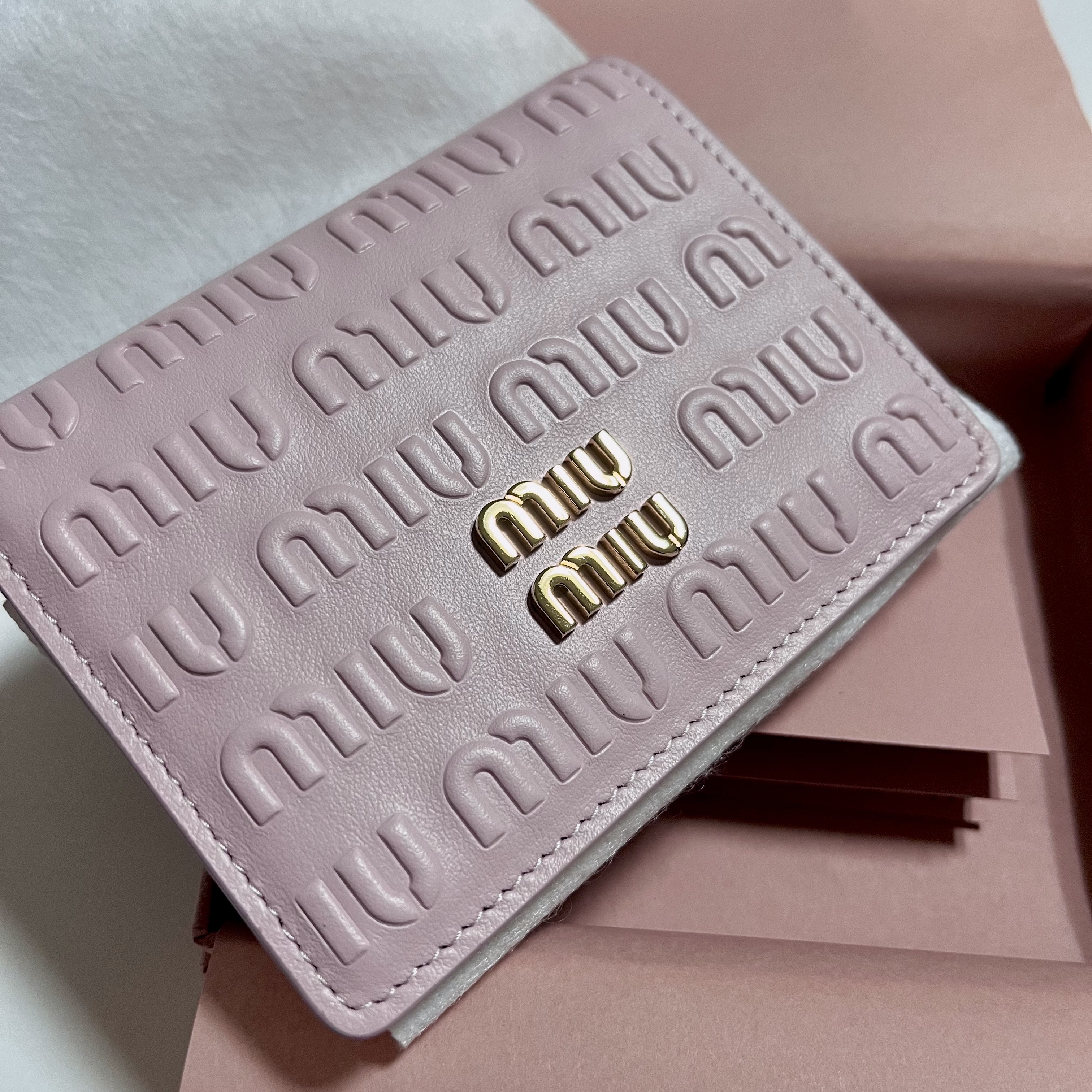 Miu Miu Embossed Lettering Logo Small Leather Wallet Alabaster Pink 착용 스타일 - 2