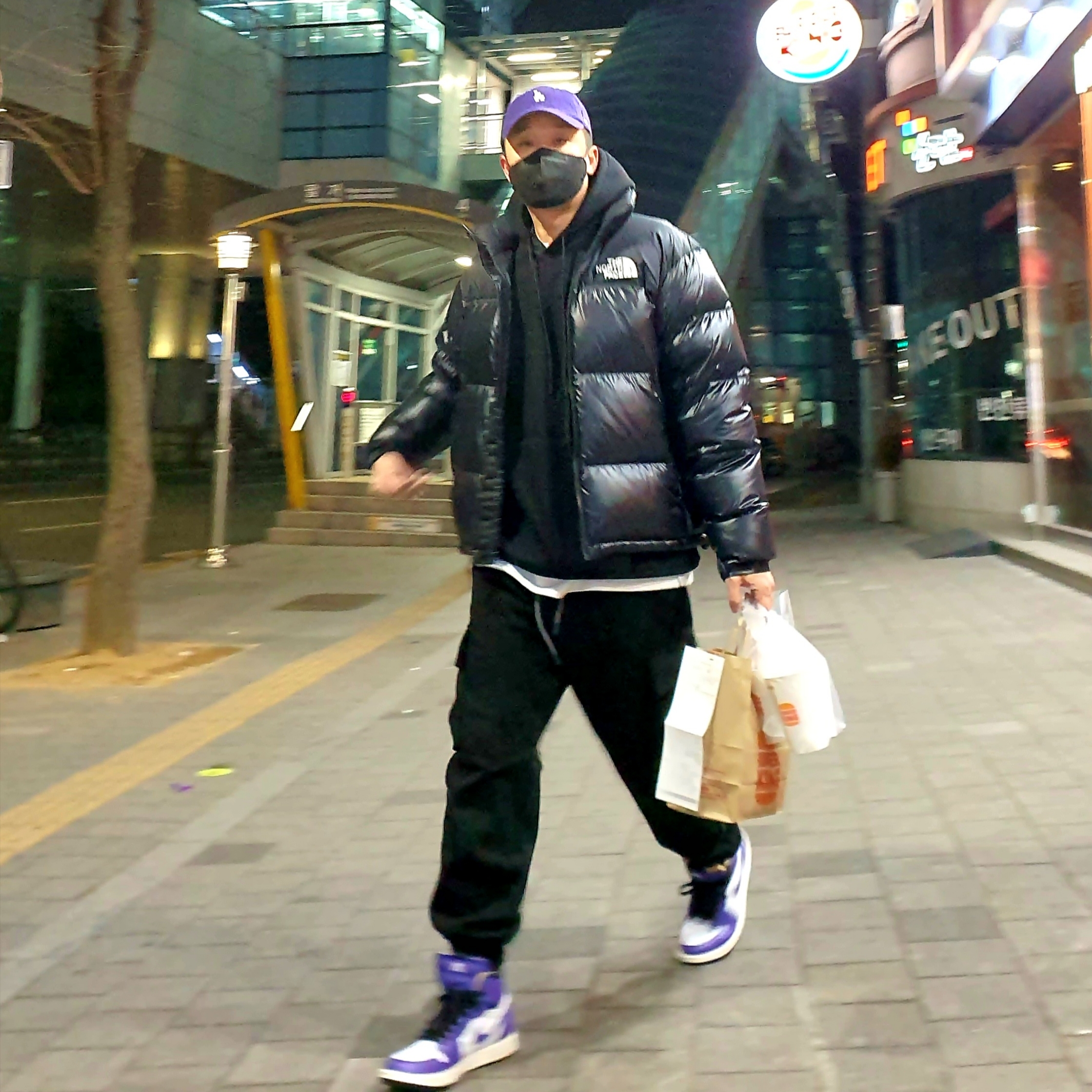 Jordan 1 Zoom Air CMFT Dark Iris, The North Face Nuptse Hybrid Down Ball Jacket Black 착용 스타일 - 3