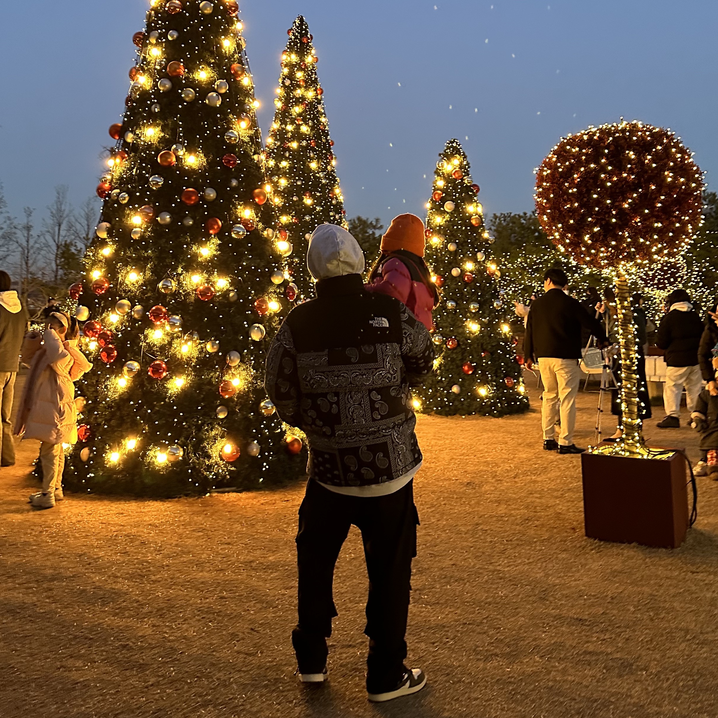 The North Face Nuptse Down Jacket Black, Jordan 1 x Travis Scott Retro High OG SP Mocha 착용 스타일