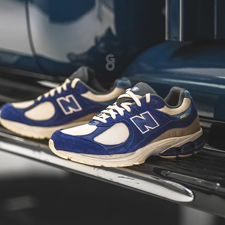 New Balance 2002R Deep Ocean Grey Slate, New Balance 2002R Light Cream Purple 착용 스타일 - 4