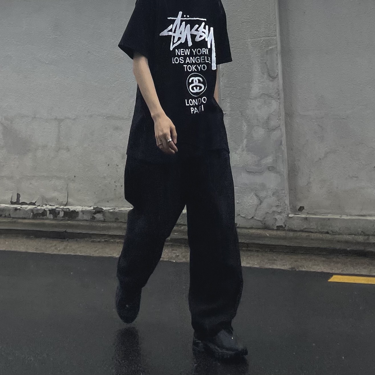 Stussy World Tour T-Shirt Black, Nike x Drake Nocta Hot Step Air Terra Triple Black 착용 스타일 - 1