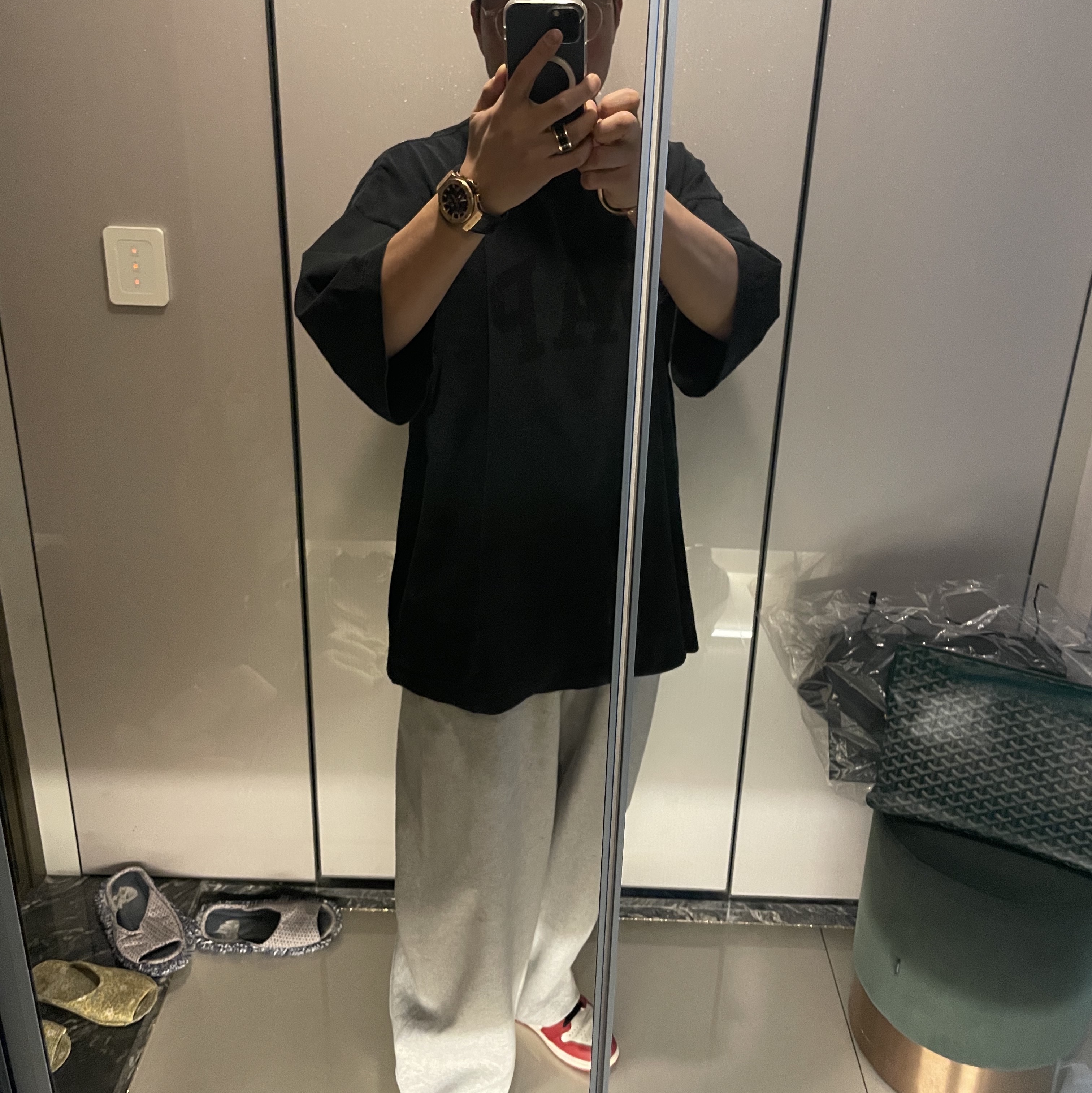 Palace M-Tech Shell Running Hat Black - 22FW, Yeezy Gap Engineered By Balenciaga Dove 3/4 Sleeve T-Shirt Washed Black 착용 스타일 - 2