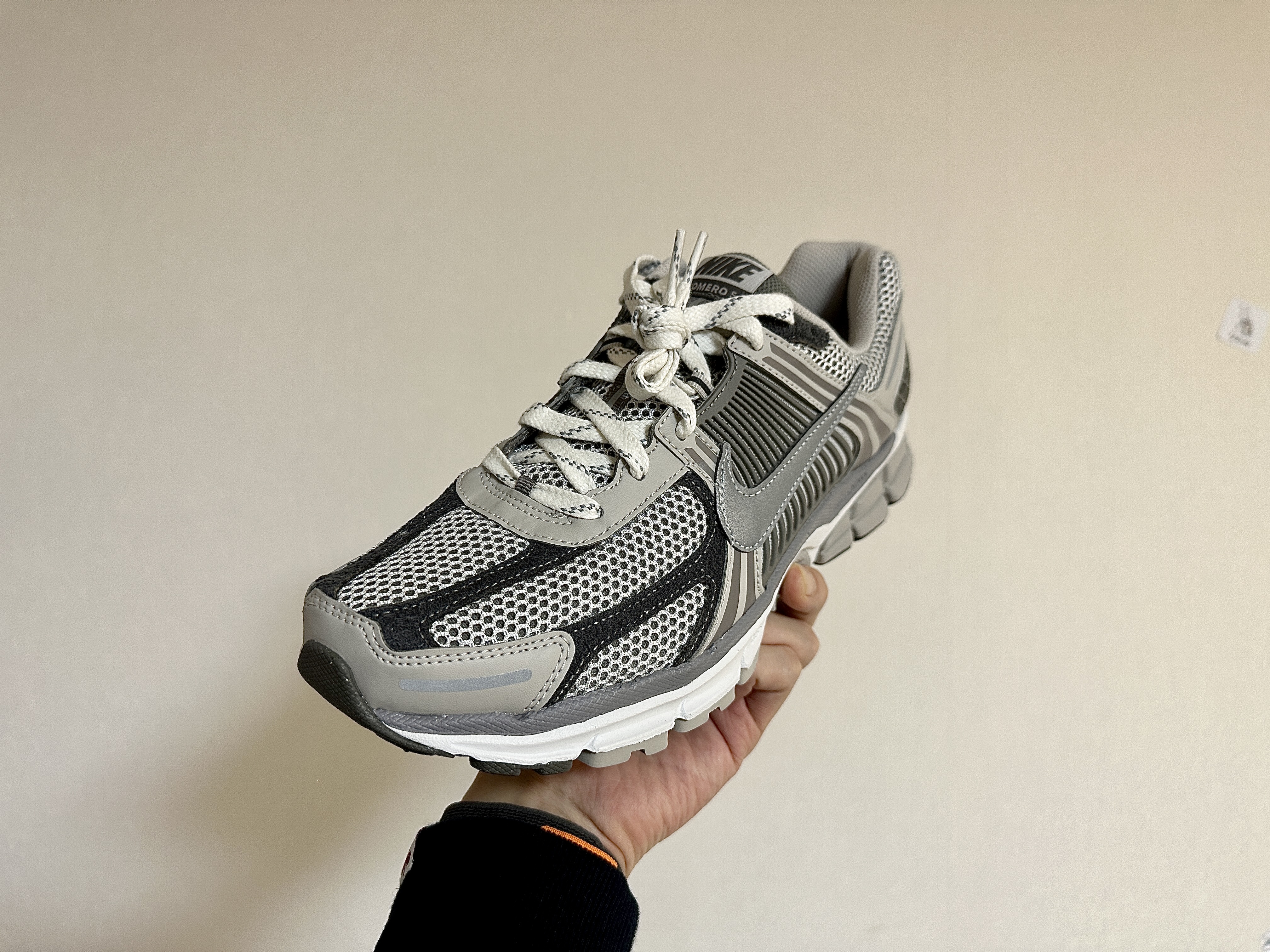 Nike Zoom Vomero 5 PRM Light Iron Ore and Flat Fewter 착용 스타일 - 2