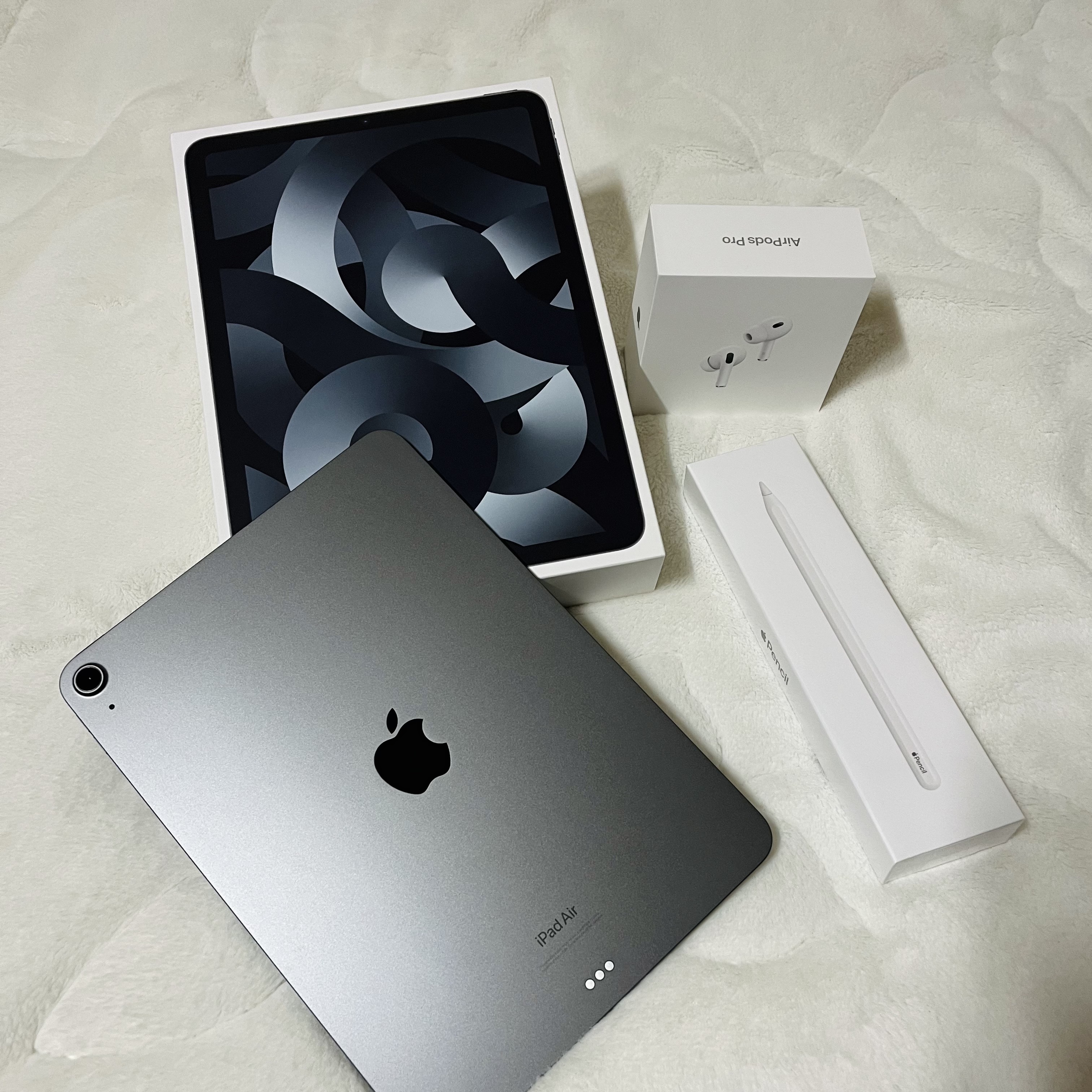 Apple iPad Air 5th Gen Wifi 256GB Space Gray (Korean Ver.), Apple AirPods Pro 2nd Gen (Korean Ver.) 착용 스타일