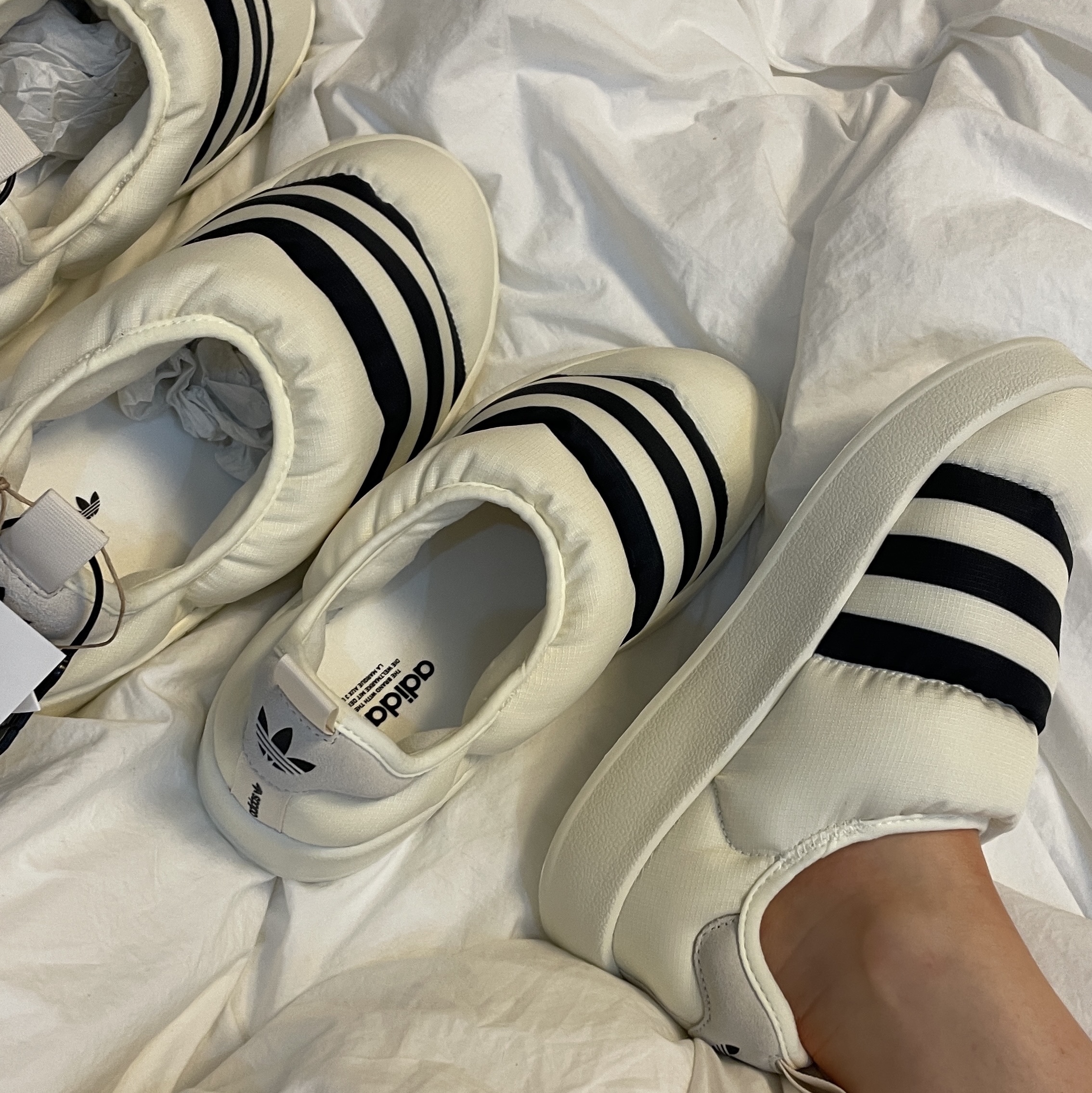 Adidas Puffylette Off White 착용 스타일 - 1