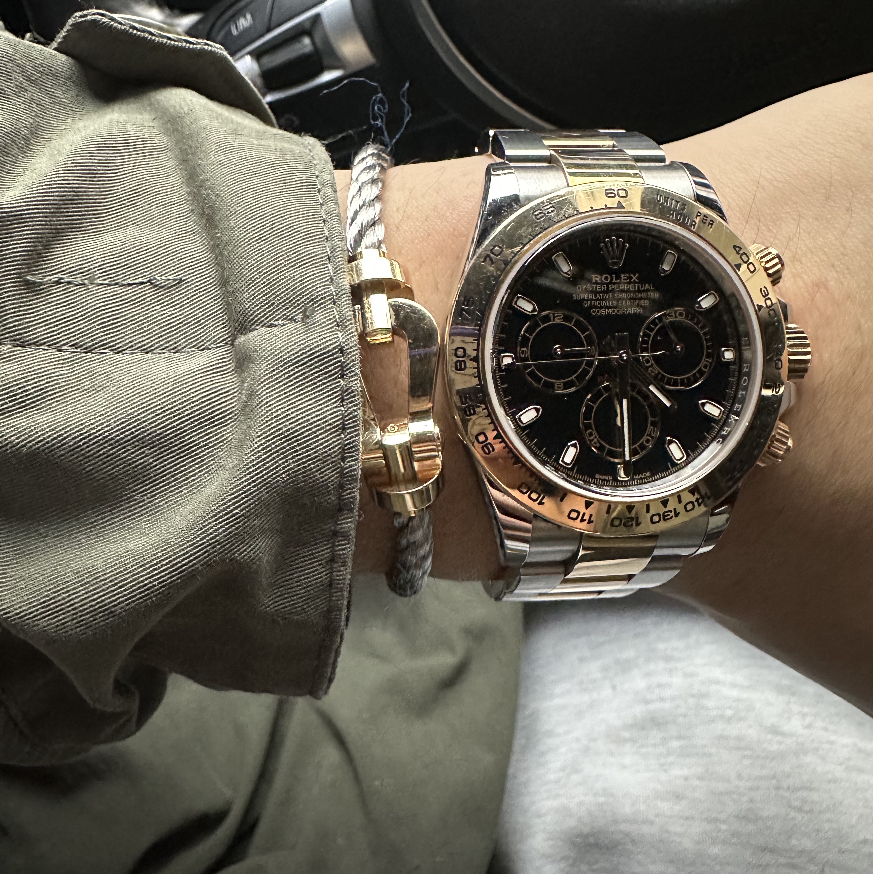 Fred Force 10 Steel Cable Bracelet Large 18K Yellow Gold, Rolex Cosmograph Daytona 40mm 116503 Black Oyster 착용 스타일