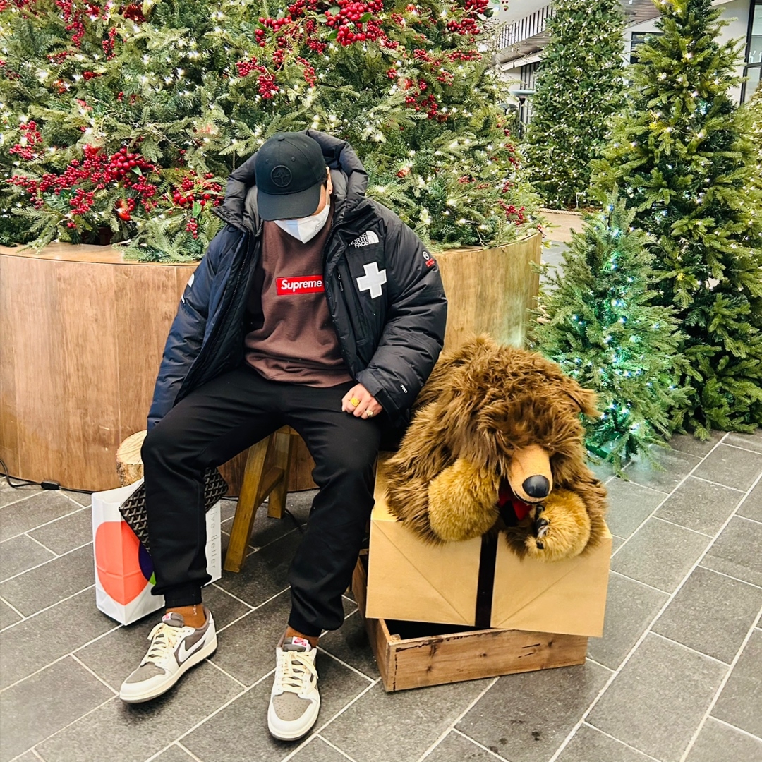 Supreme Box Logo Crewneck Brown - 22FW, Jordan 1 x Travis Scott Retro Low OG SP Sail and Ridgerock 착용 스타일
