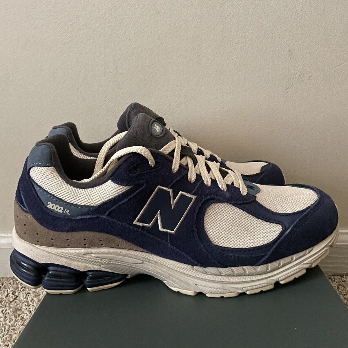 New Balance 2002R Deep Ocean Grey Slate, New Balance 2002R Light Cream Purple 착용 스타일 - 5