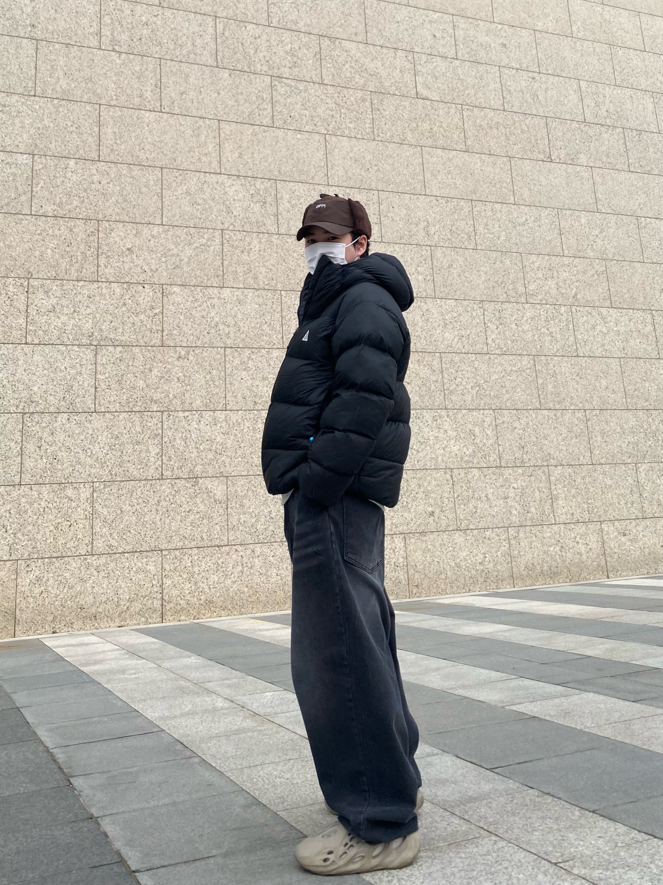 Adidas Yeezy Foam RNNR Stone Sage, Nike ACG Therma-Fit ADV Lunar Lake Puffer Jacket Black - Asia 착용 스타일 - 1