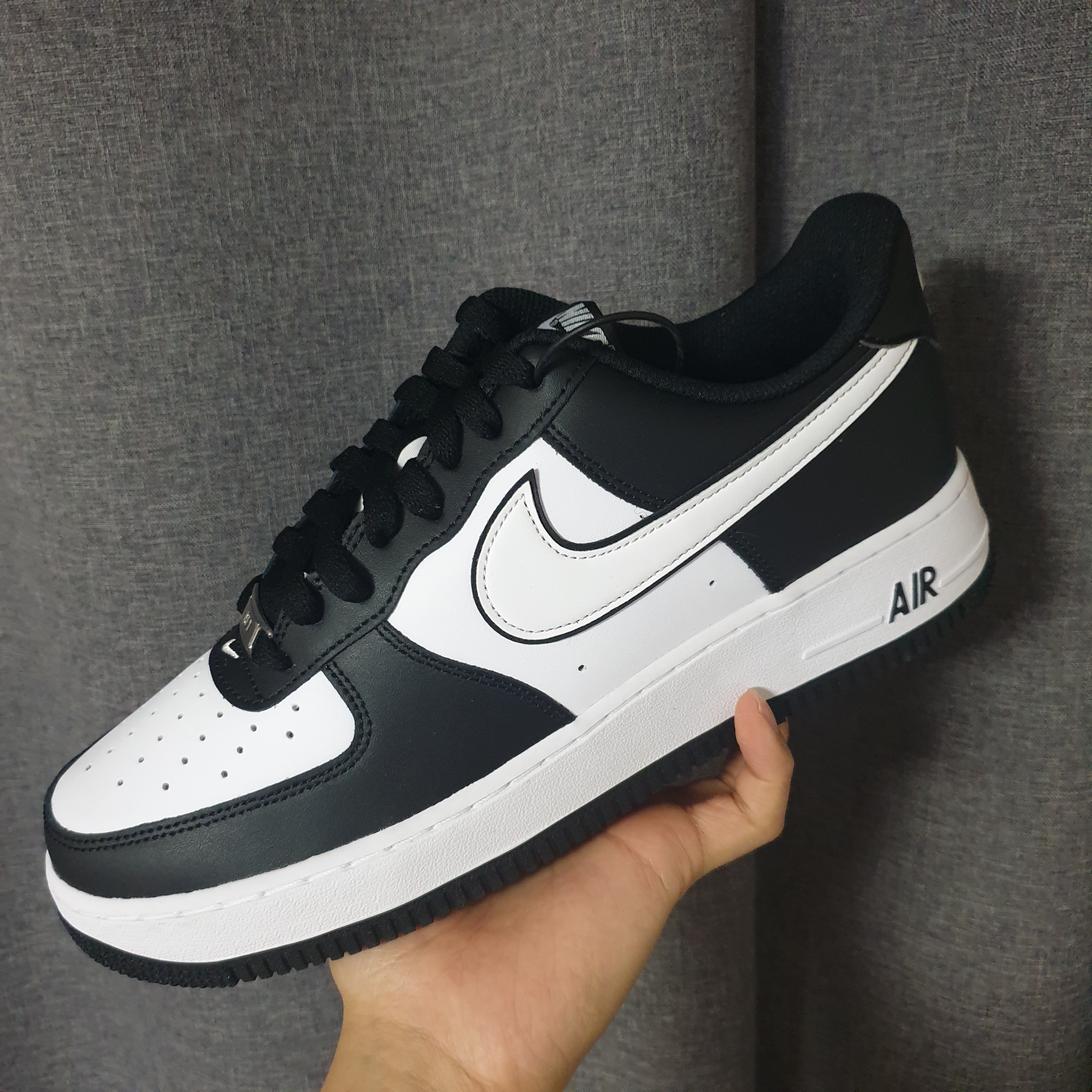Nike Air Force 1 '07 Black White, Autry Medalist Low Leather Sneakers Black White 착용 스타일 - 1