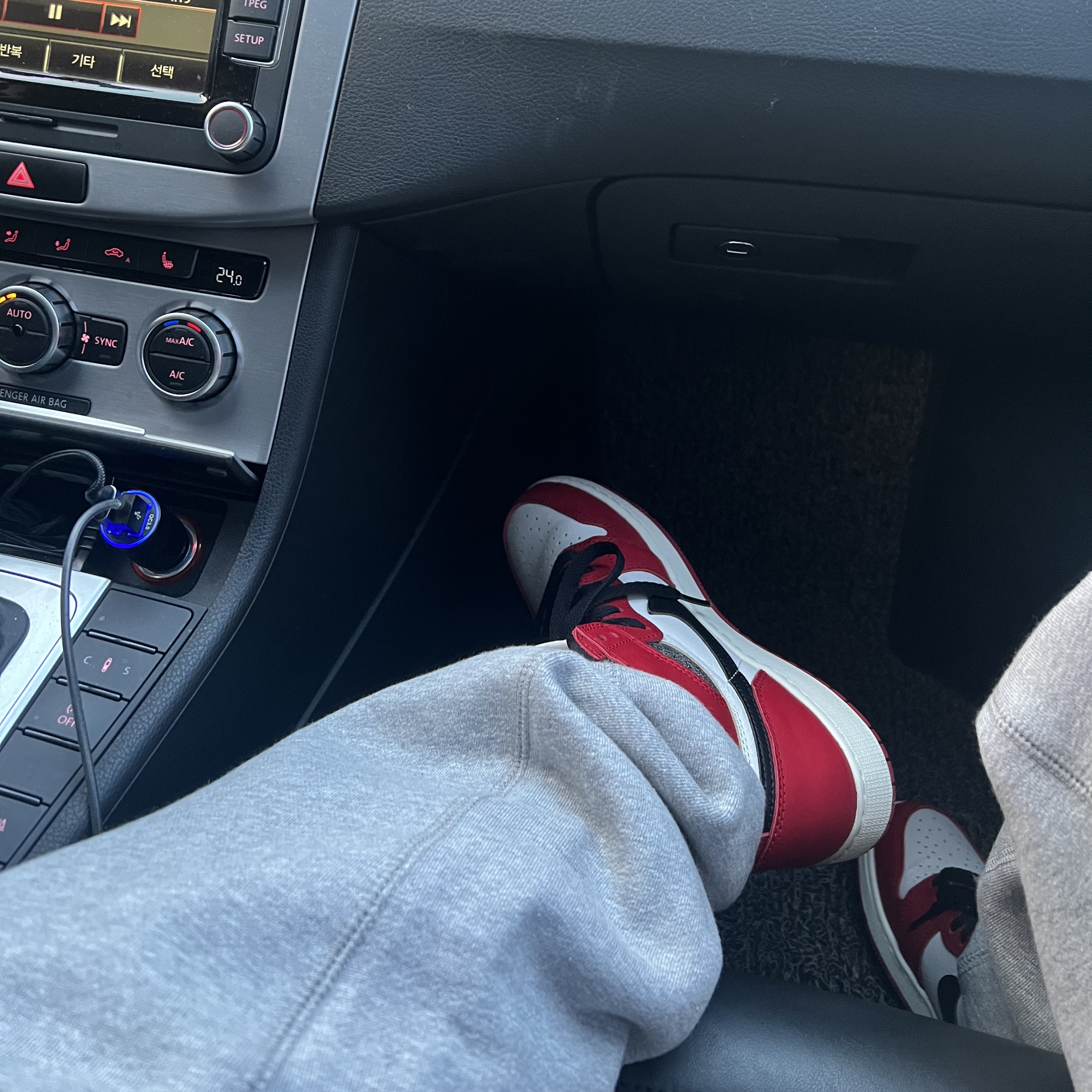 (GS) Jordan 1 Retro High OG Chicago 2022, (W) Nike NRG Solo Swoosh Fleece Pants Dark Grey Heather - US/EU 착용 스타일 - 1