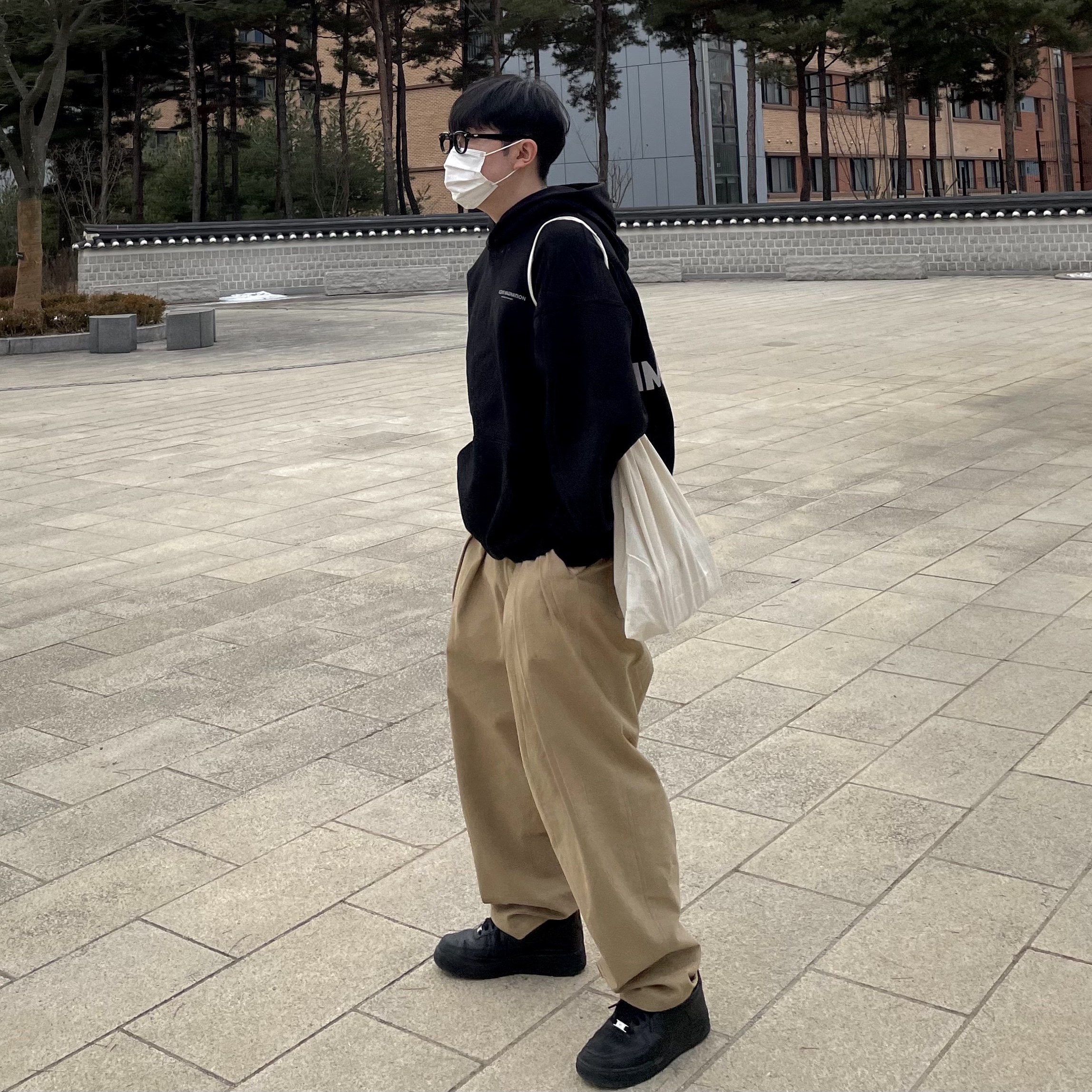 Nike Air Force 1 '07 Low Triple Black 착용 스타일