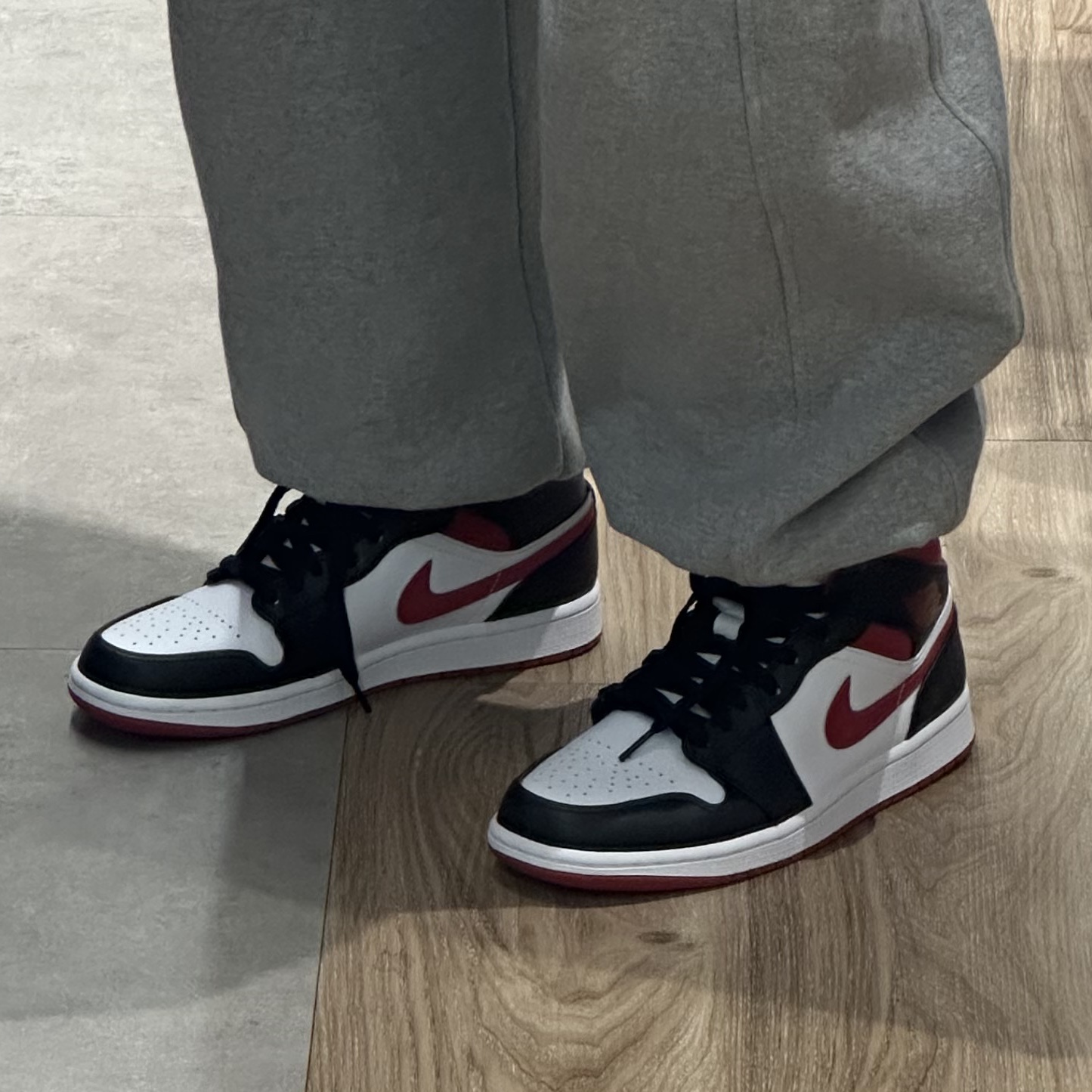 Jordan 1 Mid Gym Red Black White 착용 스타일 - 1