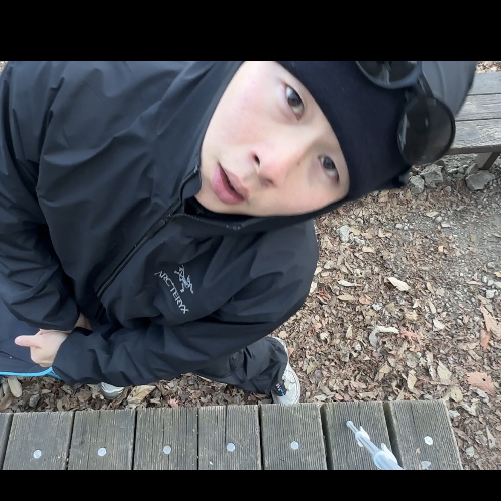 Arc'teryx Beta Jacket Black, Salomon XT-6 Gore-Tex Vintage Khaki 착용 스타일