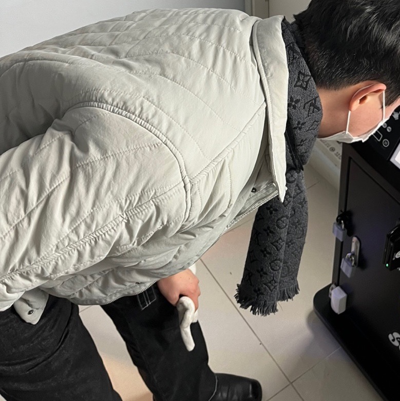 Louis Vuitton Monogram Classic Muffler Charcoal Grey 착용 스타일
