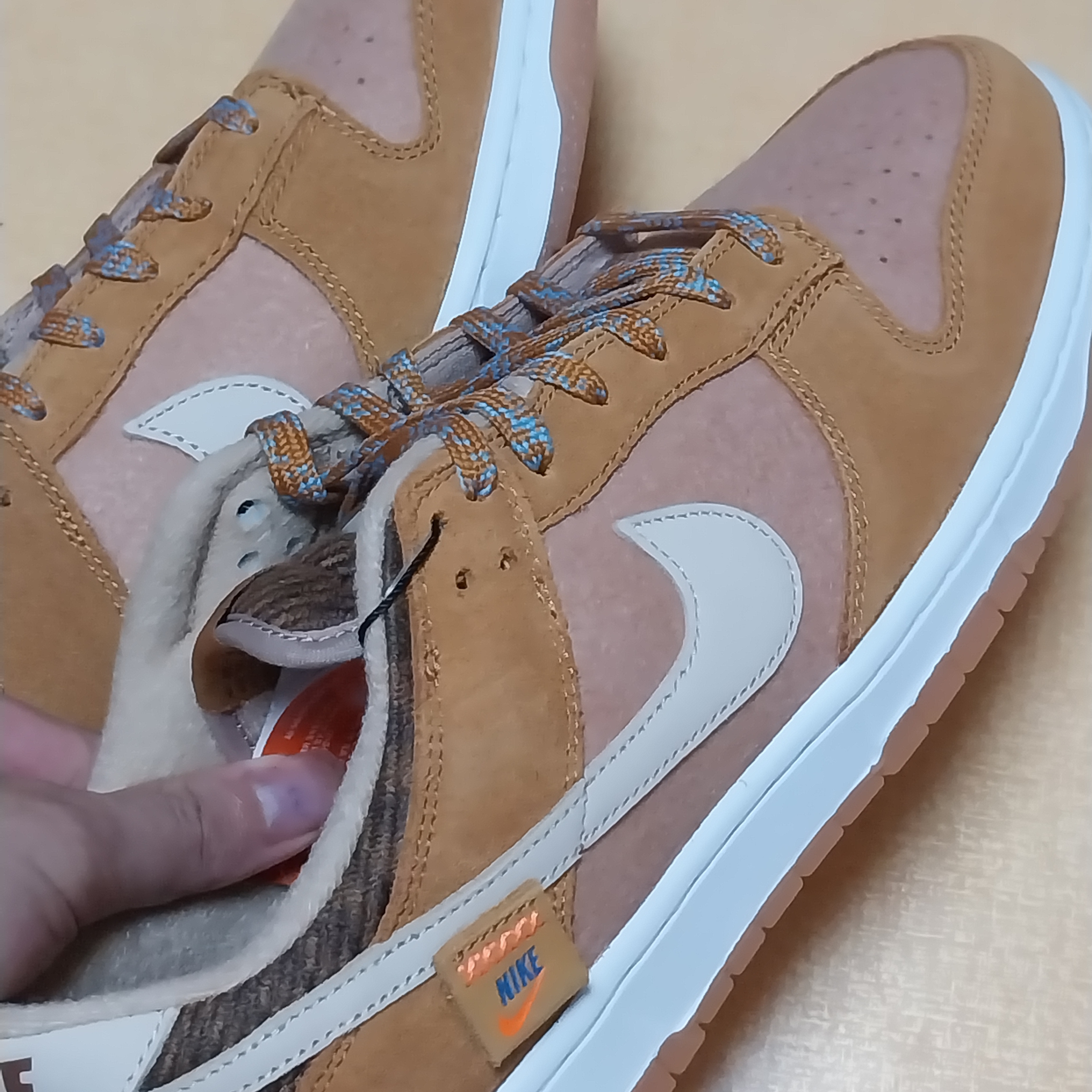 Nike Dunk Low SE Praline Desert Ochre 착용 스타일