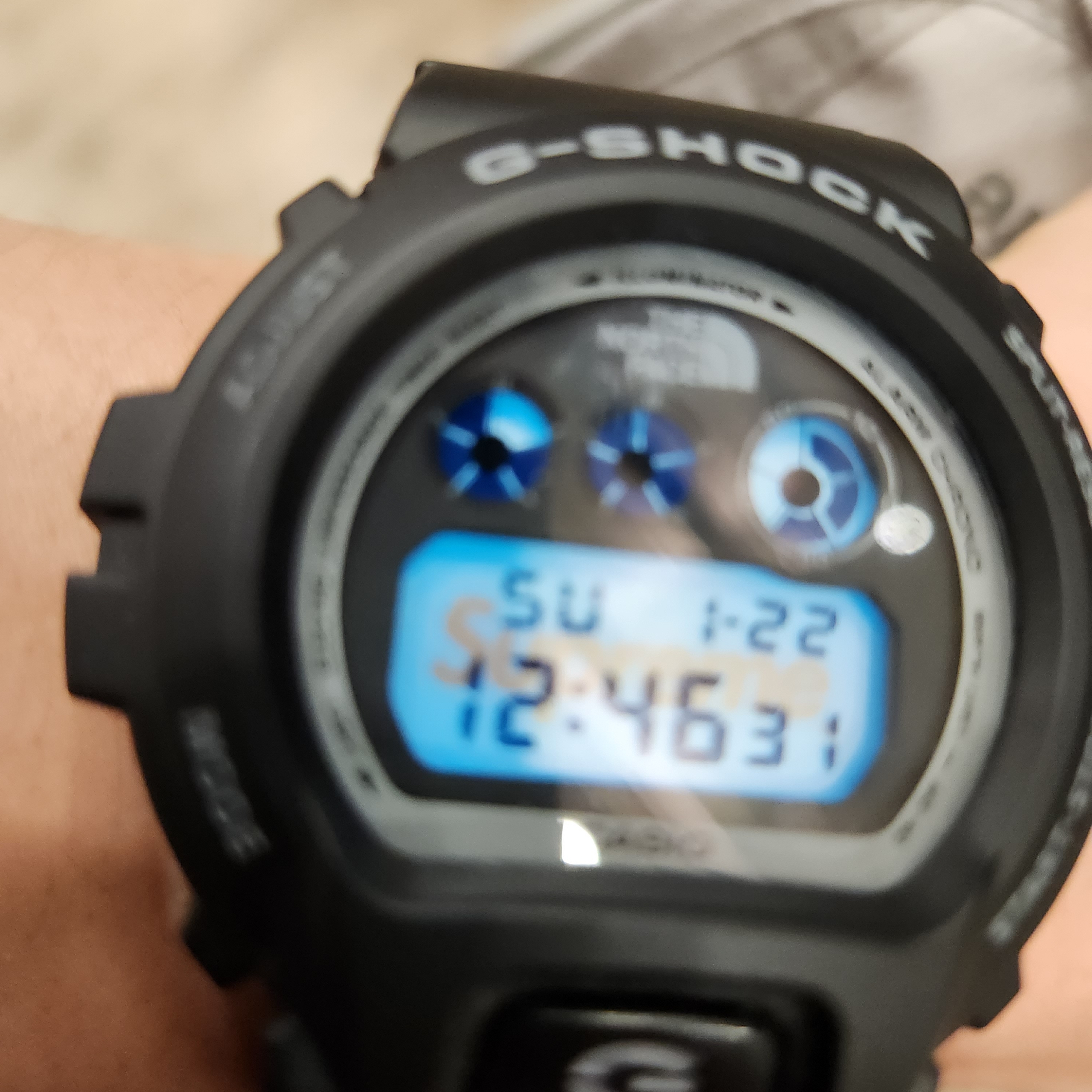 Casio G-Shock x Supreme x The North Face DW-6900 Black 착용 스타일 - 1