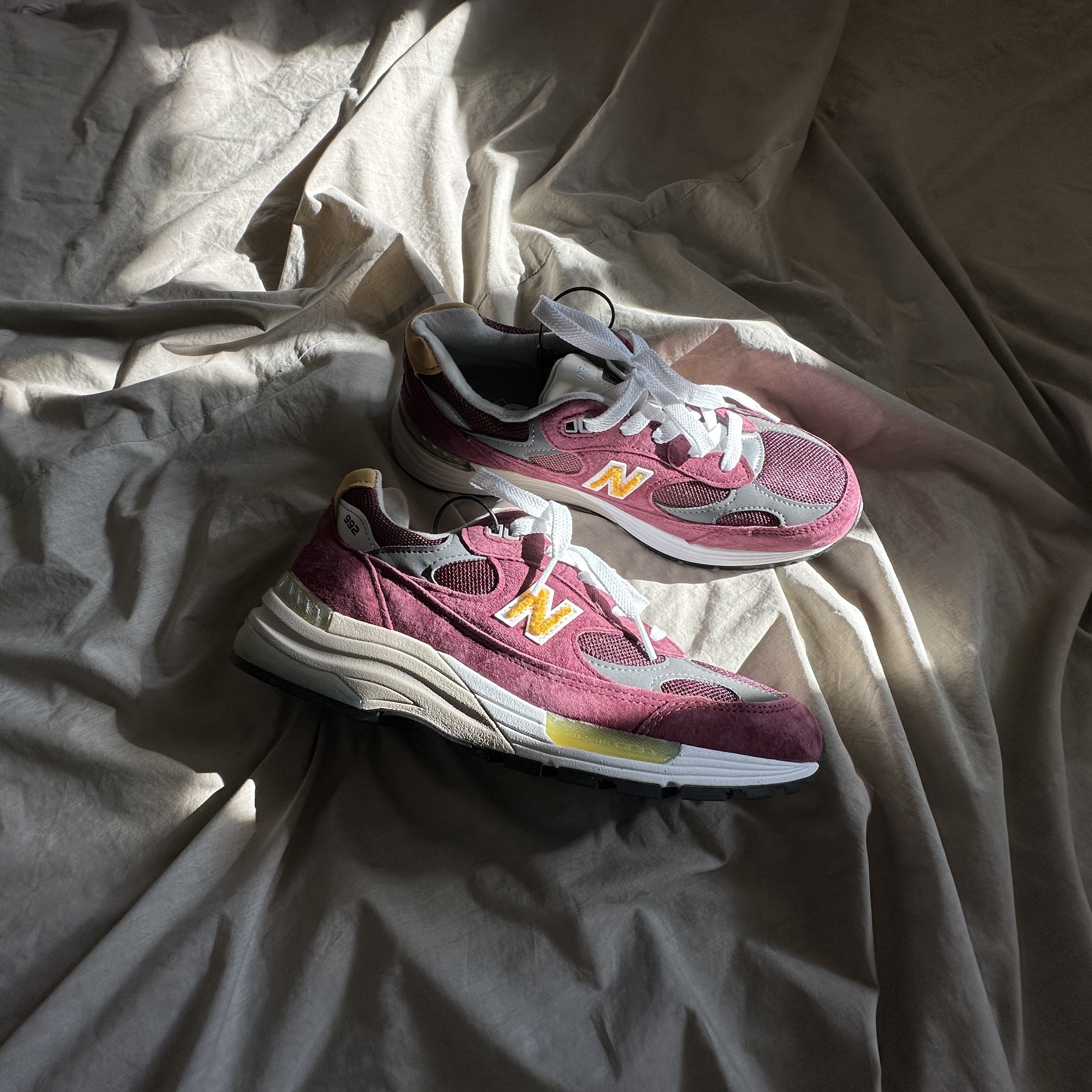 New Balance 992 Made in USA Burgundy Gold 착용 스타일