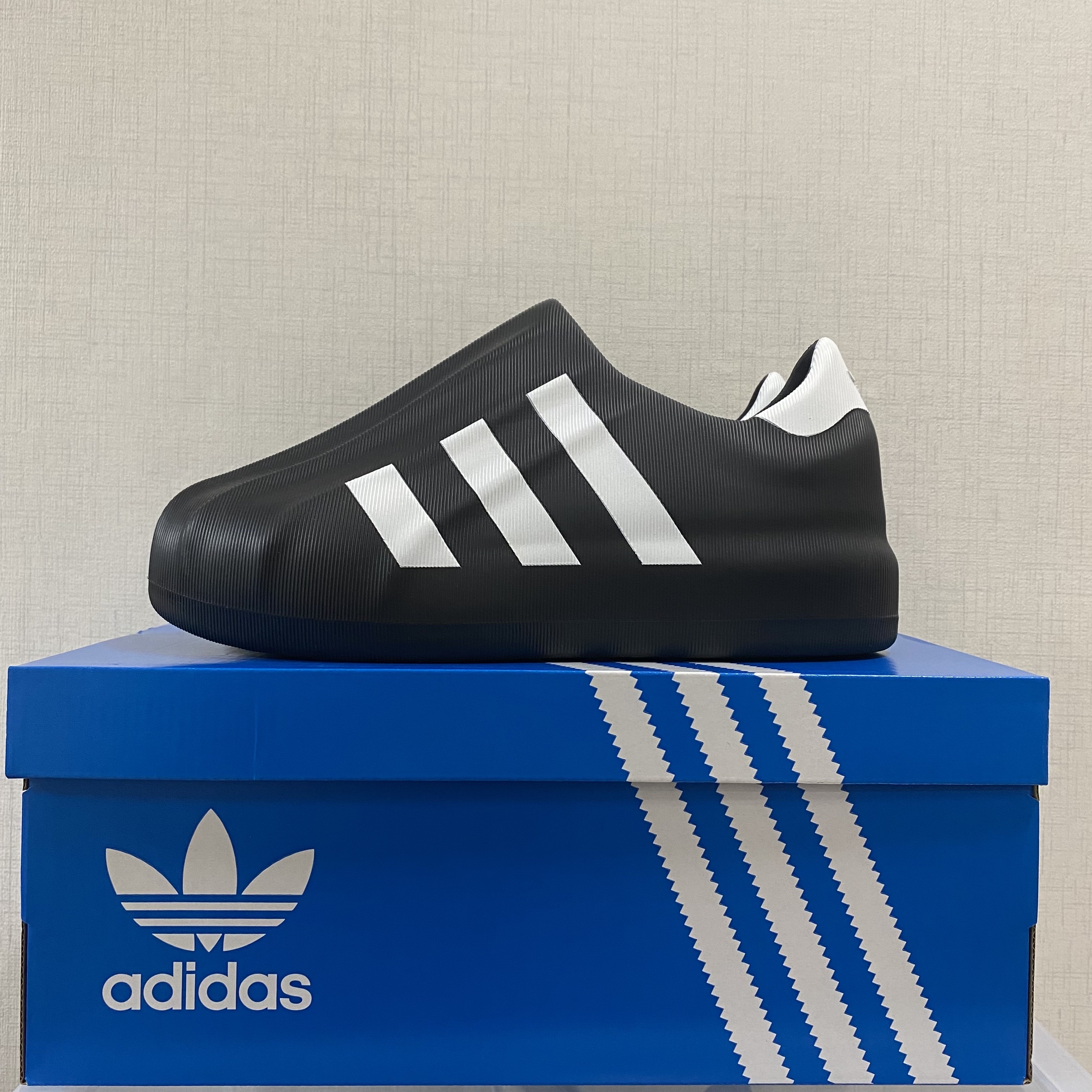 Adidas Adifom Superstar Core Black Cloud White, IAB Studio Pigment Hoodie Royal Blue - 22FW 착용 스타일 - 1