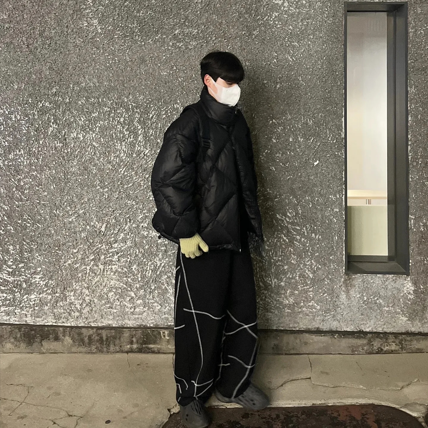 Adidas Yeezy Foam RNNR Onyx 착용 스타일 - 1