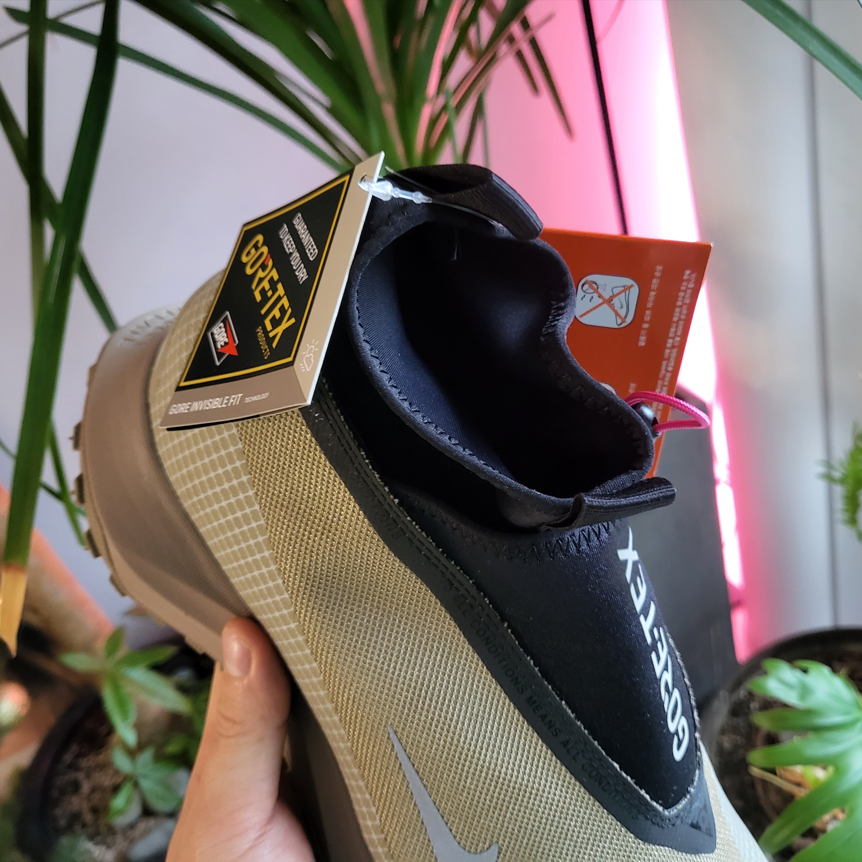 Nike ACG Mountain Fly Gore-Tex Khaki 착용 스타일 - 4