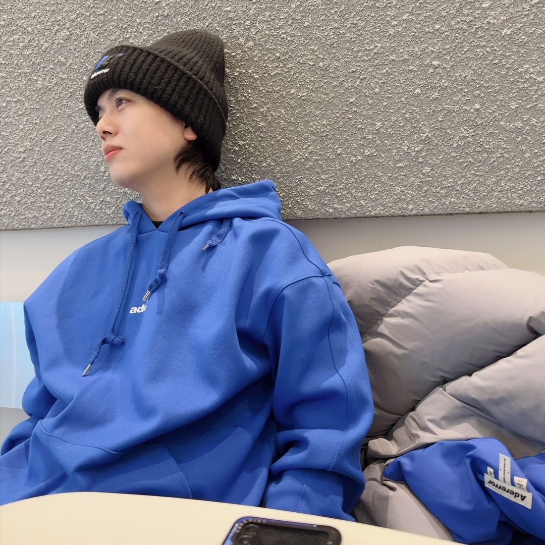 Ader Error x Zara Beanie Black, Casetify x Ader Error Galaxy Tetris Case Blue 착용 스타일 - 1
