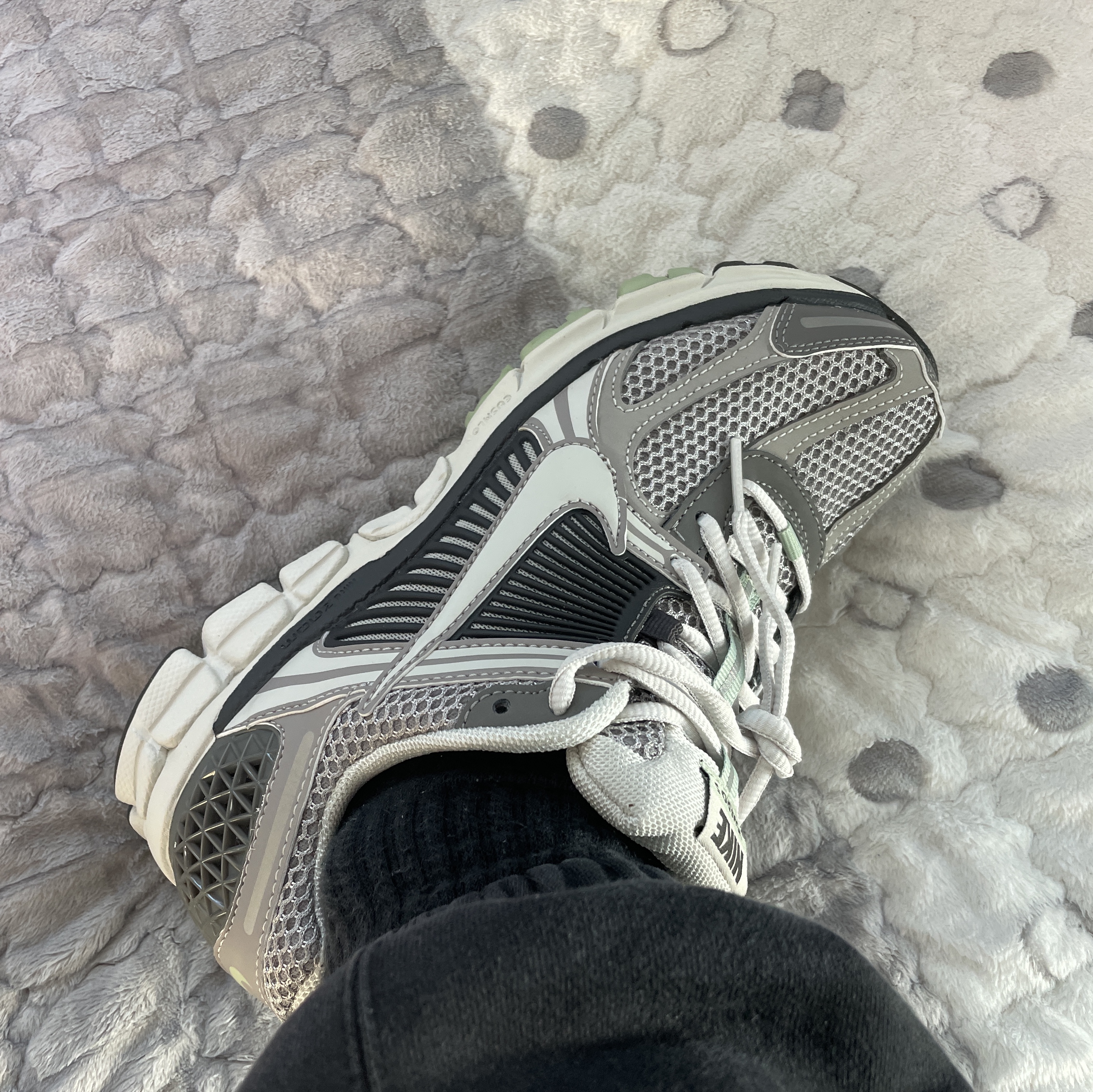 (W) Nike Zoom Vomero 5 Cobblestone and Flat Pewter 착용 스타일